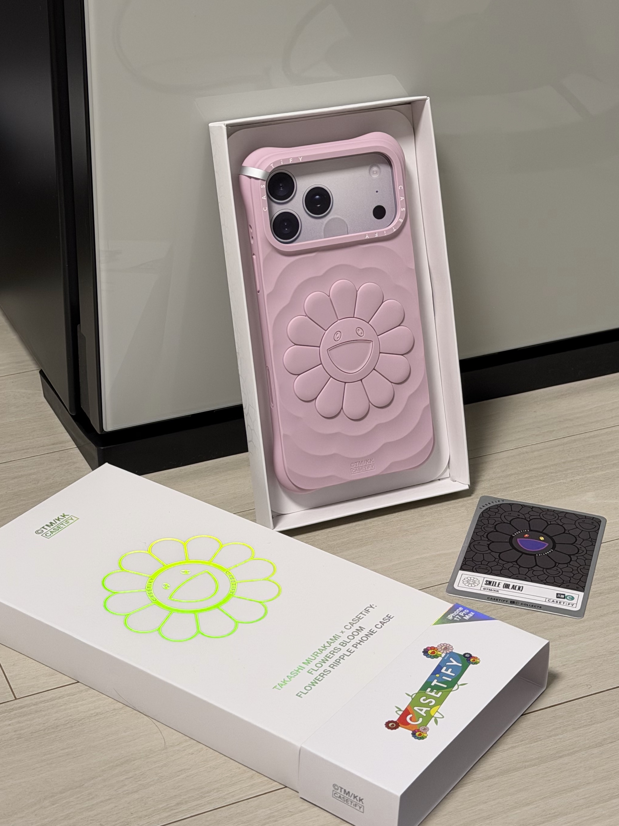 Casetify x Murakami Takashi iPhone Special Edition Flowers Phone Case Sealed Case (1 Blind Box), Casetify x Murakami Takashi iPhone Special Edition Flowers Phone Case Sealed Case (4 Blind Boxes) 착용 스타일