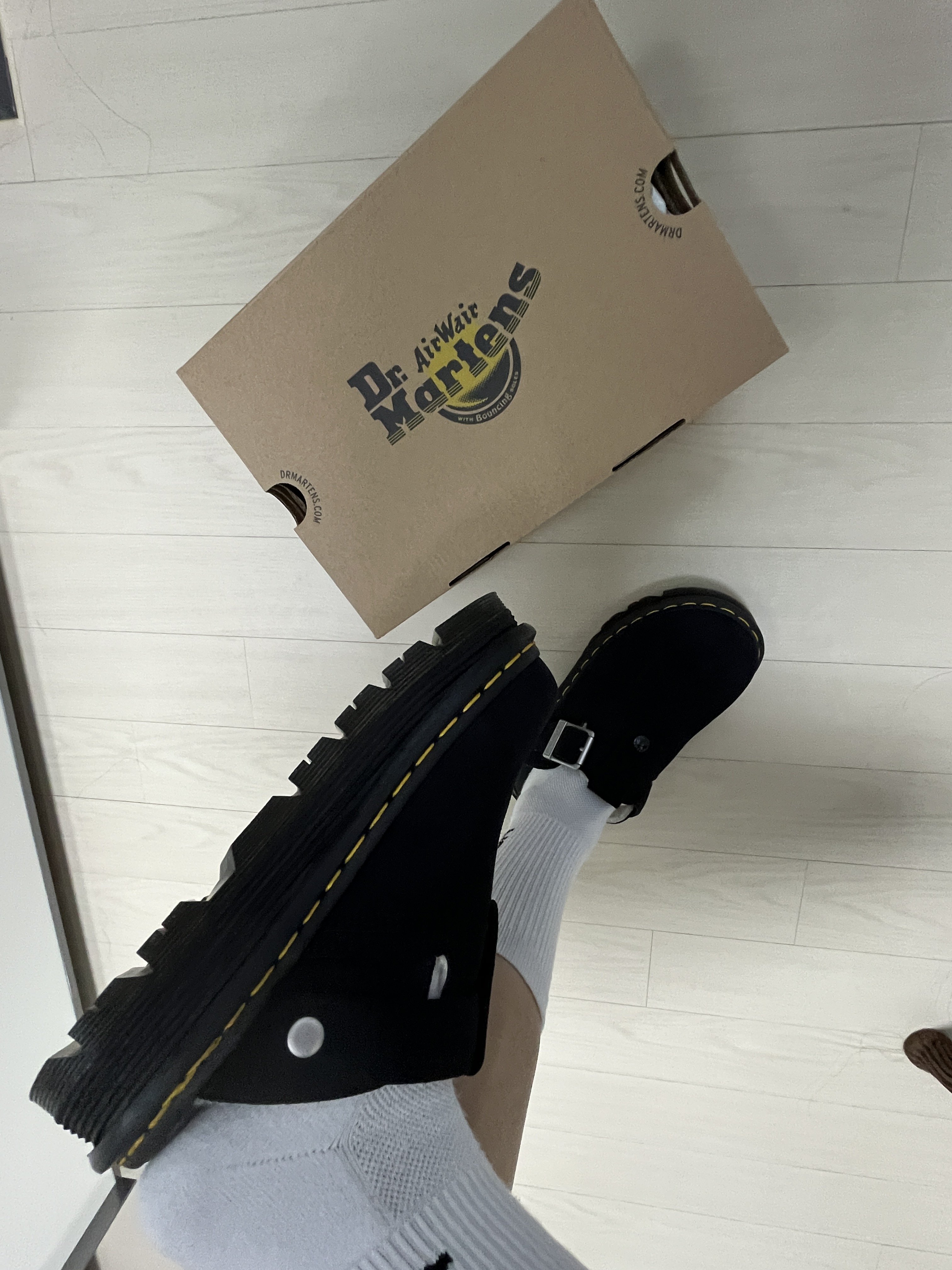 Dr. Martens Zebzag Suede Slingback Platform Mule Black - 24FW 착용 스타일 - 2