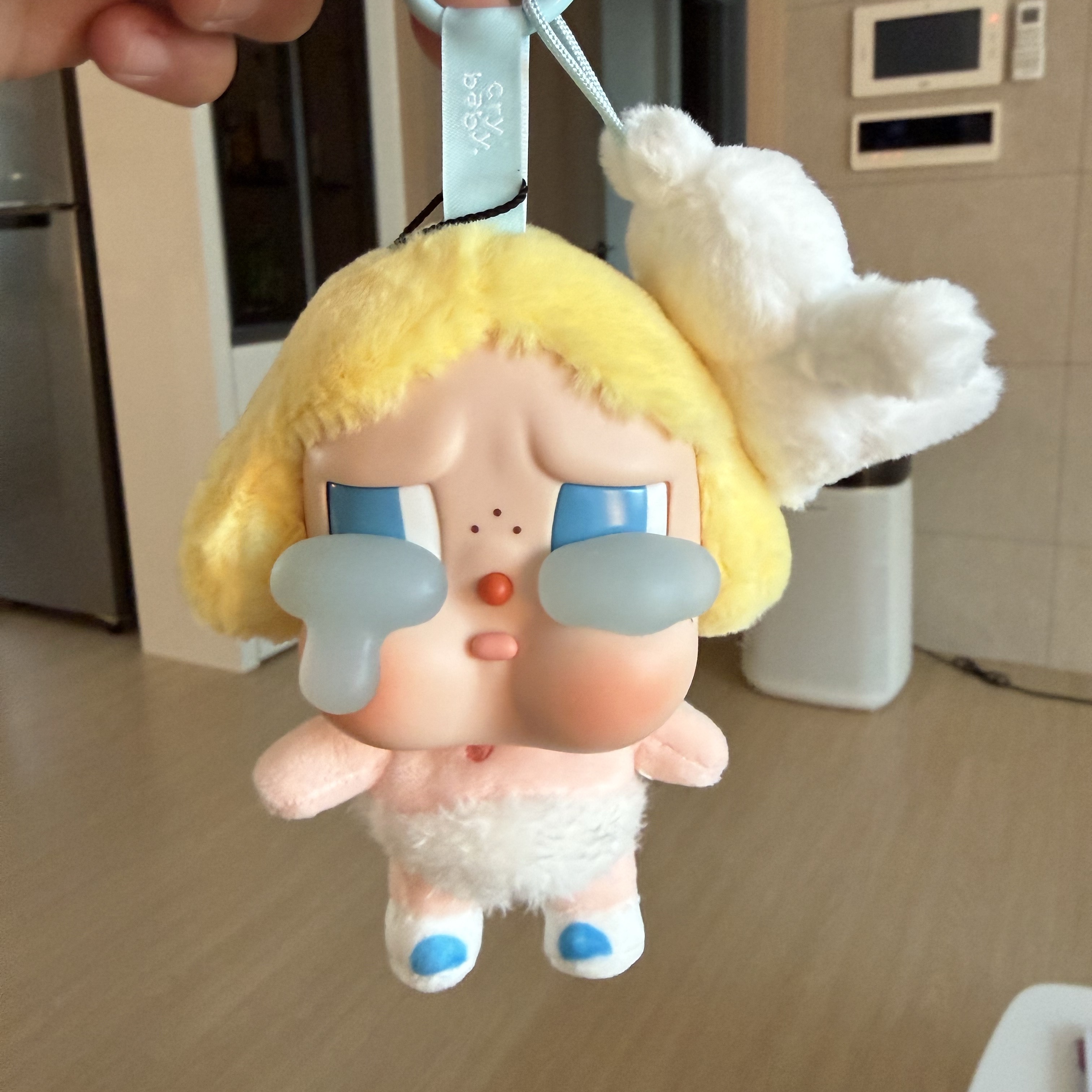 Pop Mart Crybaby Crying Again Series Plush Keyring Baby Blonde (Opened Case) 착용 스타일