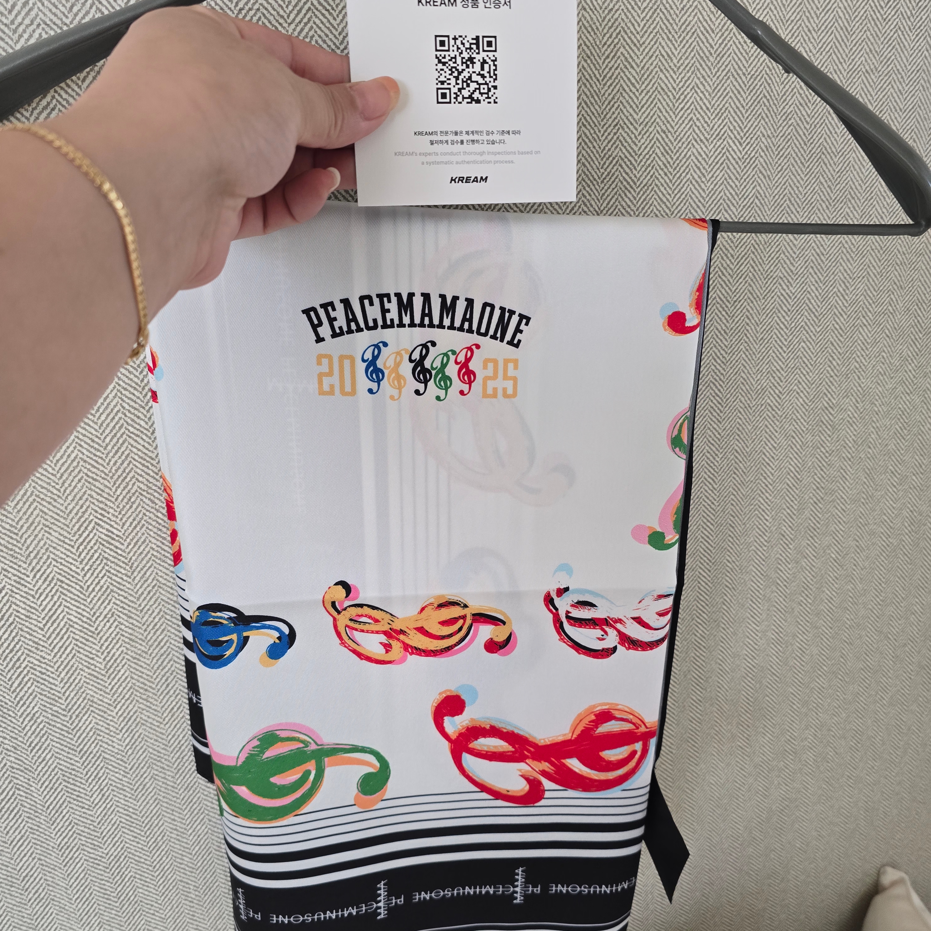 Peaceminusone x 2025 MAMA Awards Peacemamaone Scarf 착용 스타일