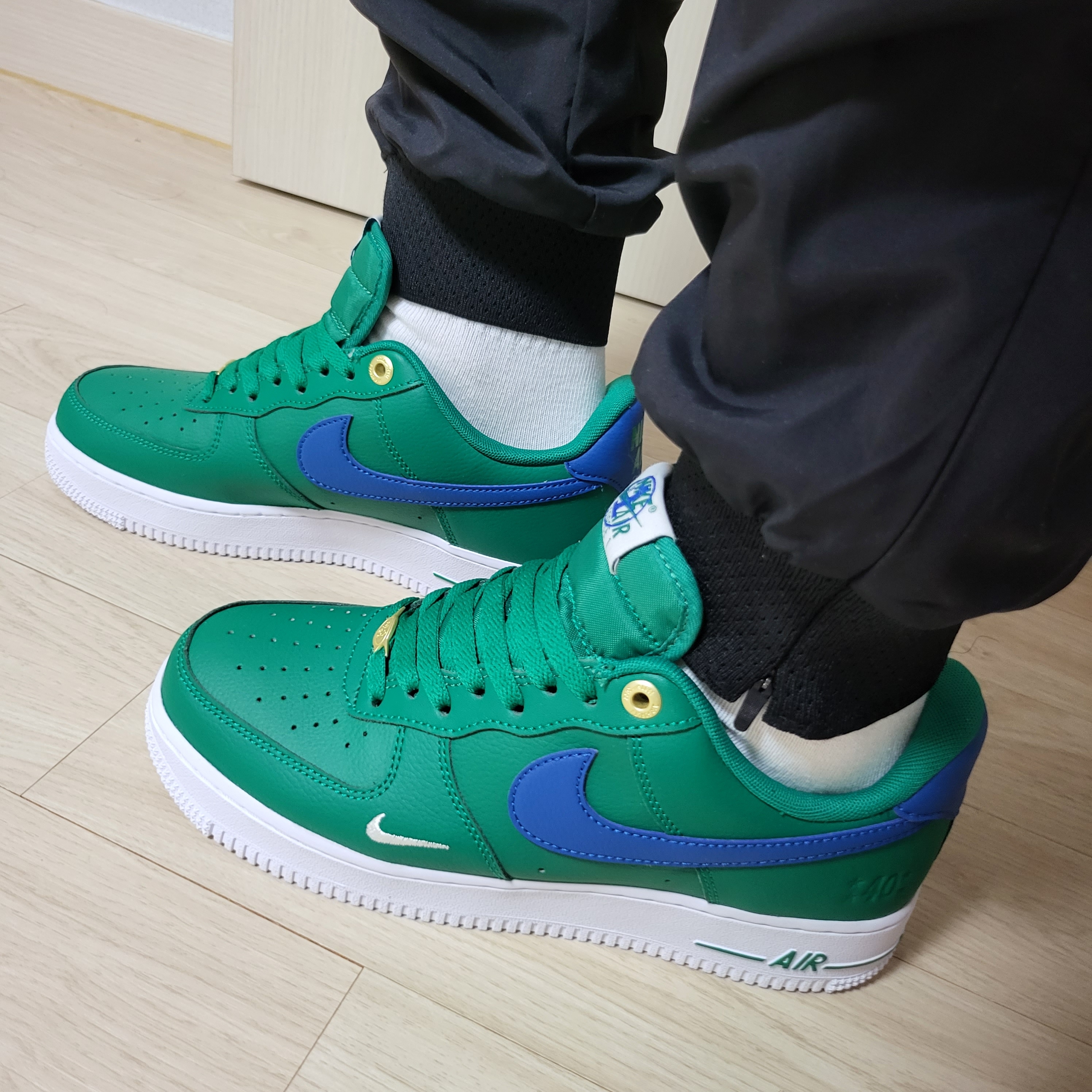 Nike Air Force 1 '07 LV8 40th Anniversary Join Forces Malachite Blue Jay 착용 스타일 - 1