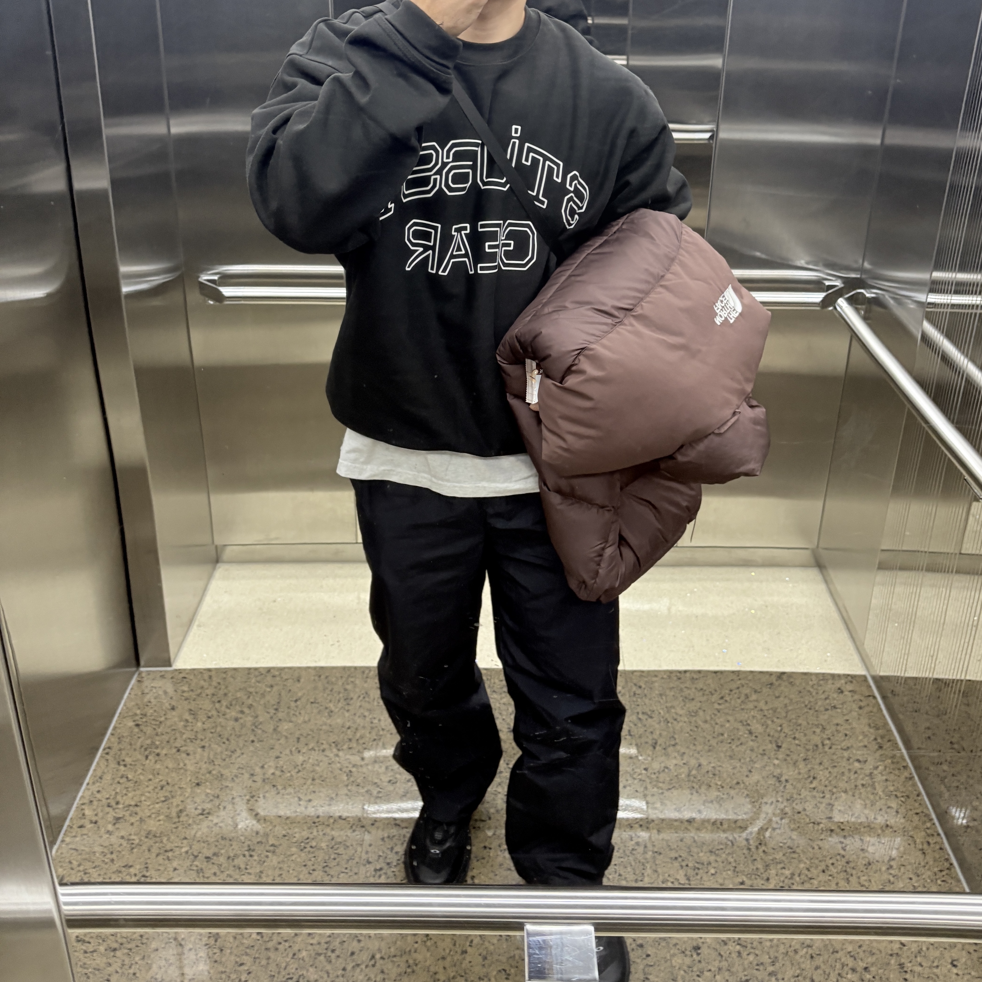 Stussy Gear Crew Black, The North Face Puffy On EX Vest Cocoa Brown - 25FW 착용 스타일