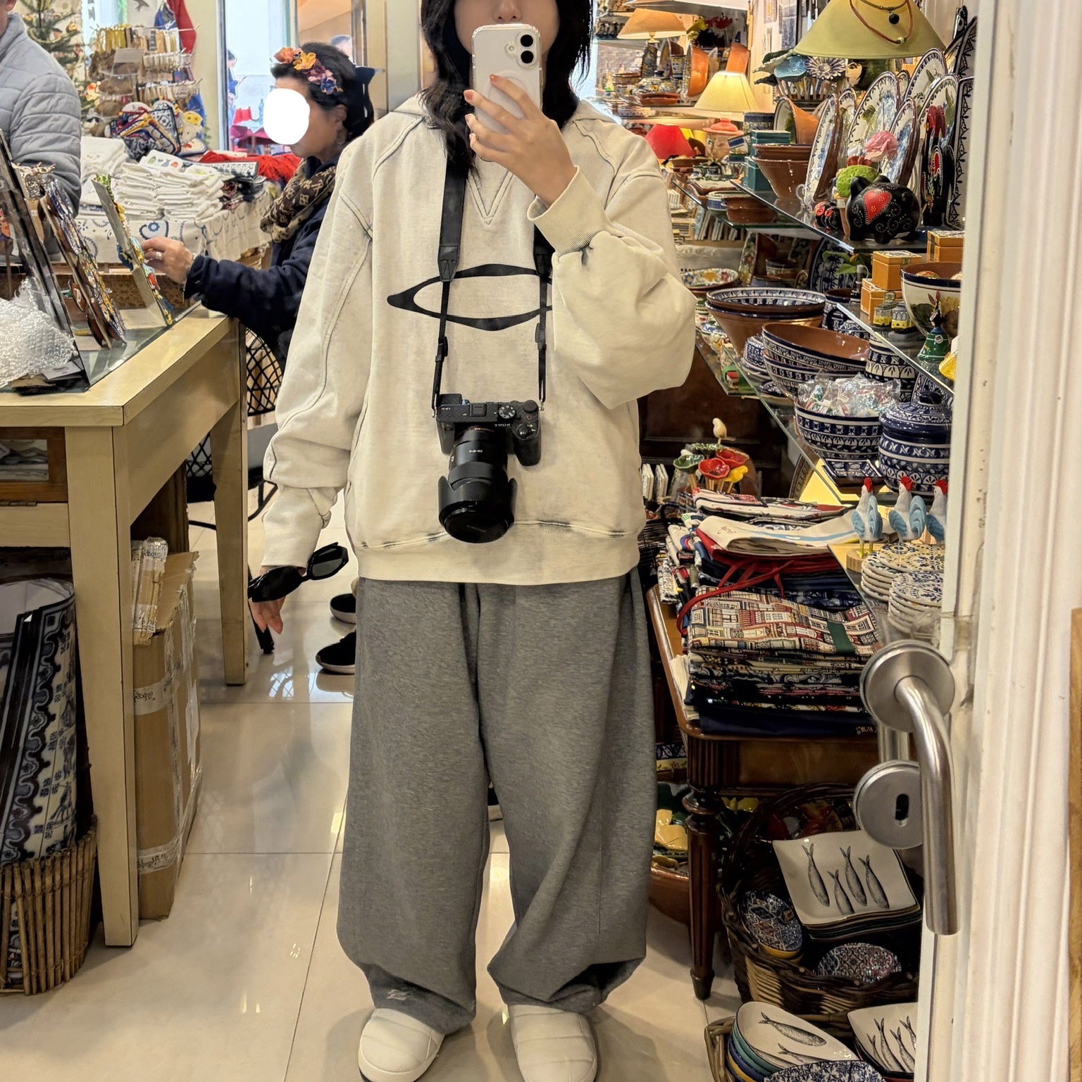 Converse Chuck 70 Hi Black, (W) Mischief Bleached Pullover Hoodie Bleached Khaki 착용 스타일 - 5