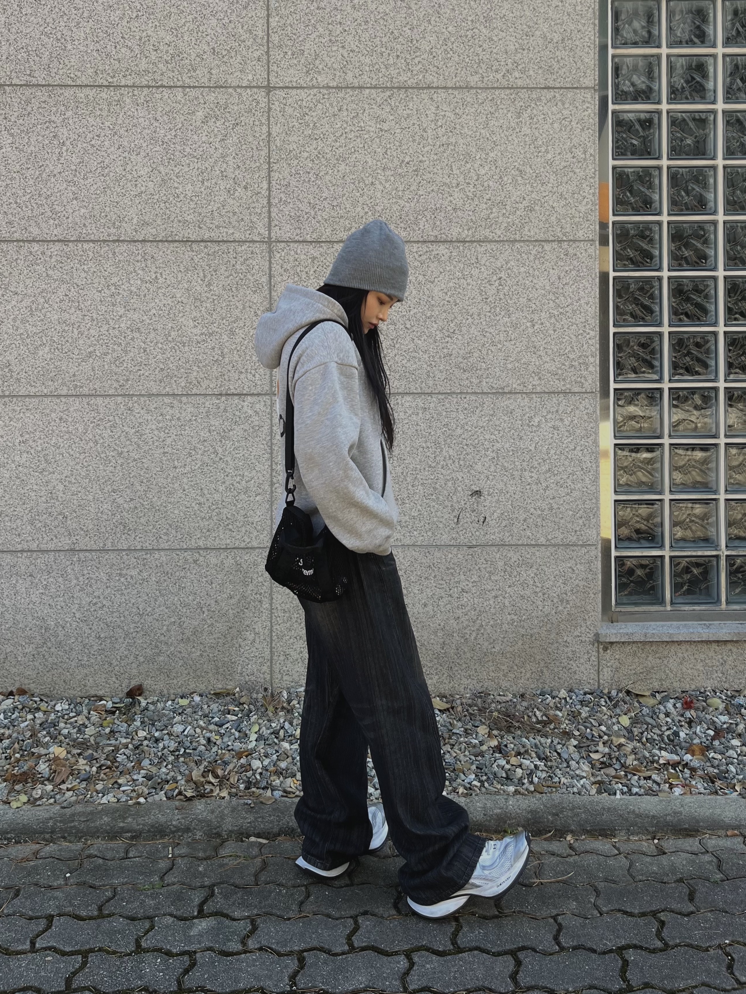Supreme Mesh Mini Duffle Bag Black - 25SS, Balenciaga Circuit Sneaker White Silver 착용 스타일 - 4
