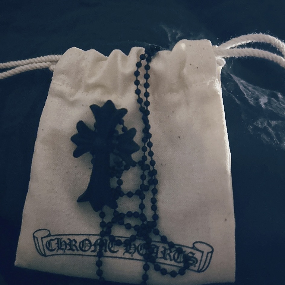 Chrome Hearts Silichrome CH Cross Pendant Black 2022/2023/2025, Nike x Peaceminusone LS T-Shirt White (DR0098-100) 착용 스타일 - 1