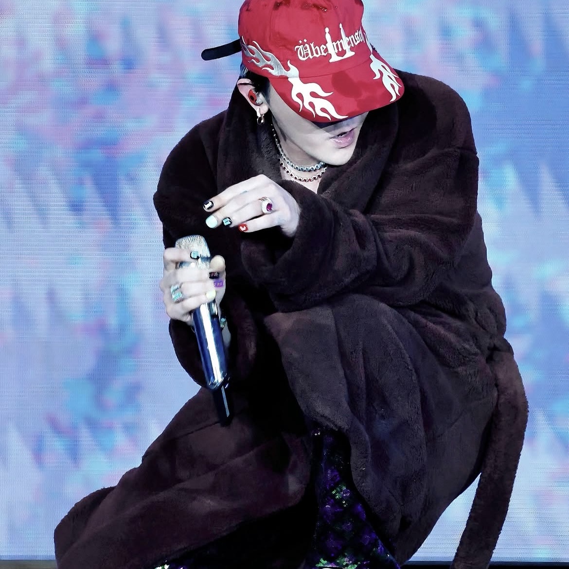 G-DRAGON Ubermensch Robe Black 착용 스타일 - 1