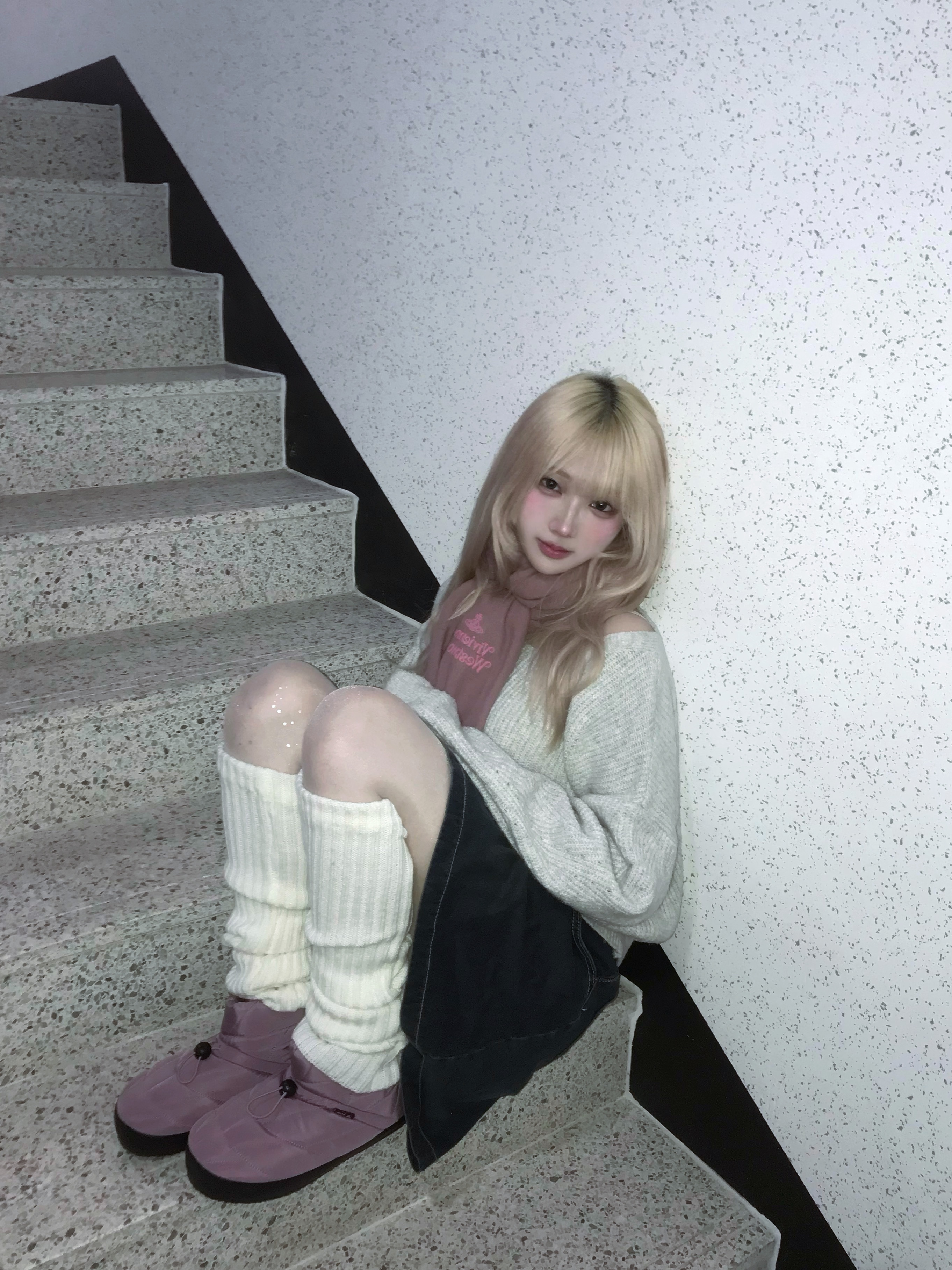 Vivienne Westwood Embroidered Logo Muffler Beige 착용 스타일 - 1