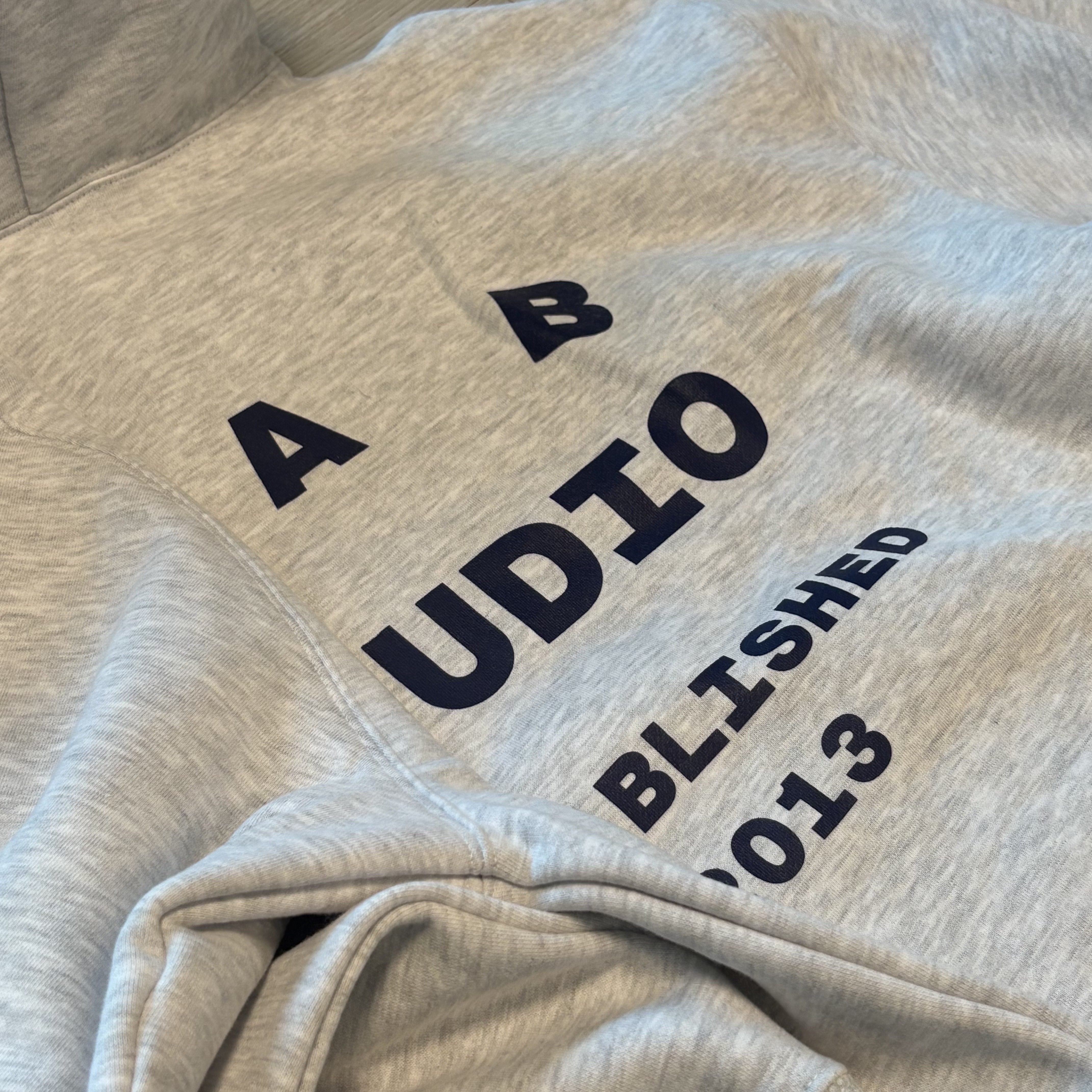 IAB Studio 25 Hoodie Light Gray Navy 착용 스타일