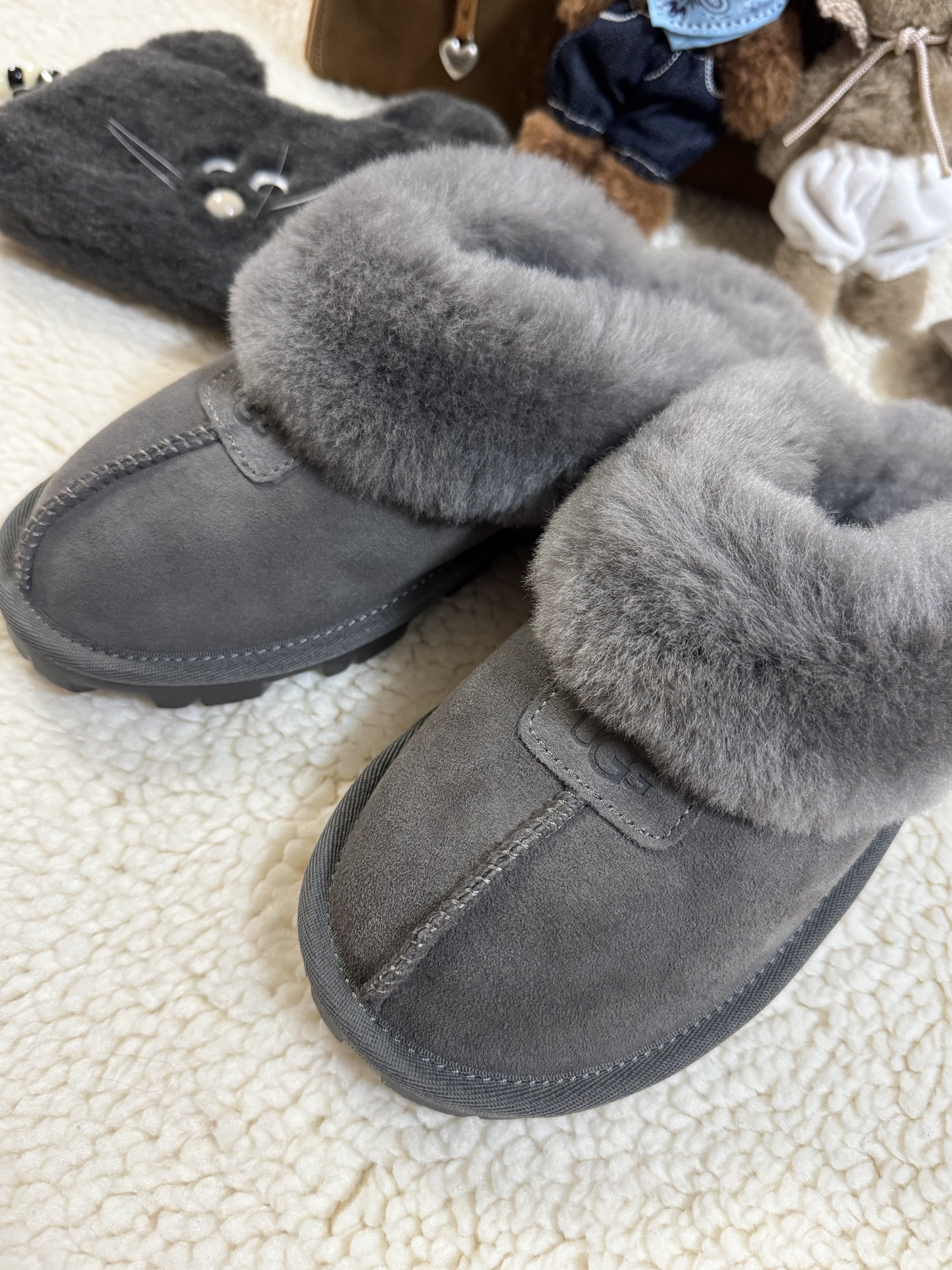 (W) UGG Coquette Slipper Grey, Monamhee Blay Keyring Pouch Black 착용 스타일 - 3