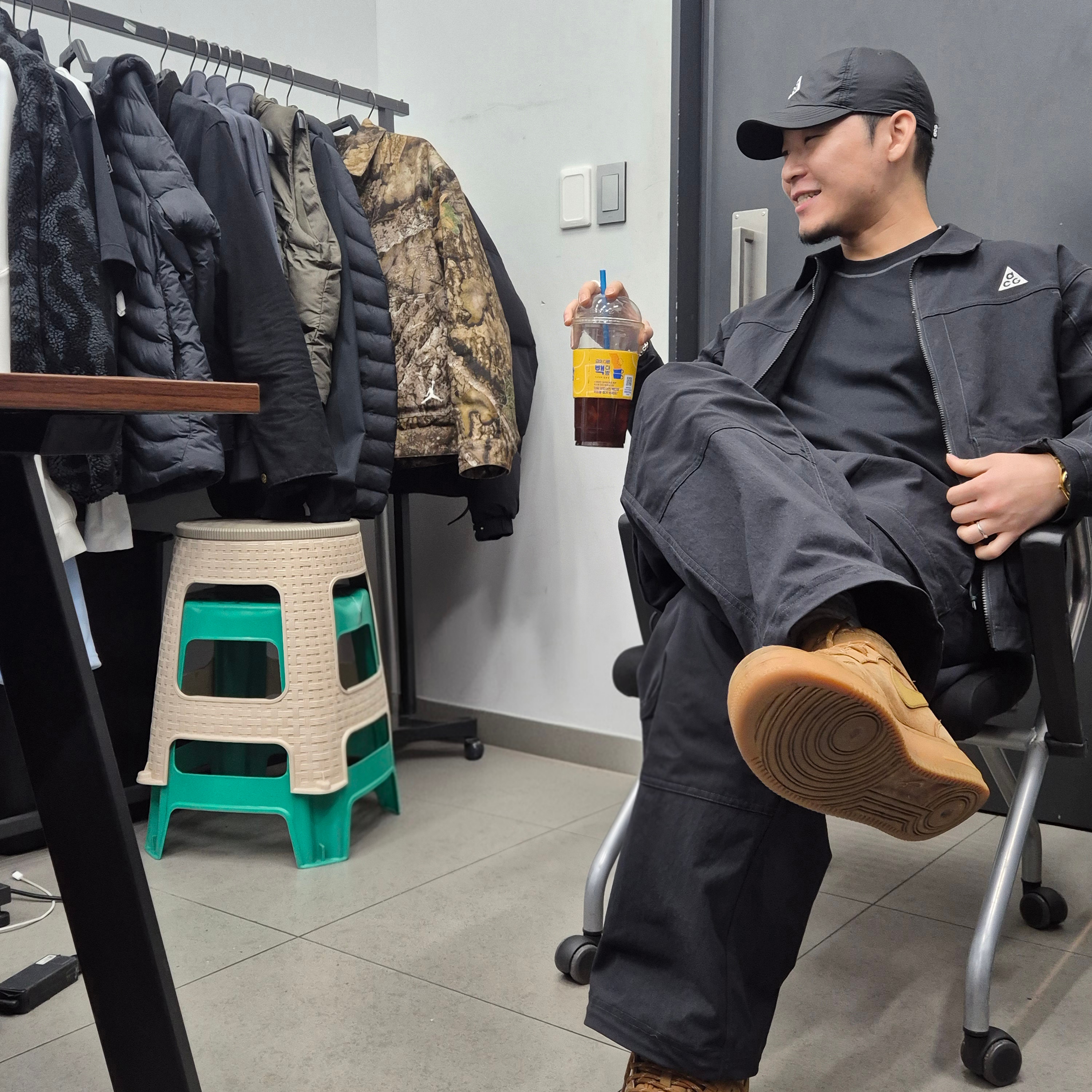 Nike ACG Trail Cap Black, Nike ACG Smith Summit UV Jacket Black Anthracite - Asia 착용 스타일