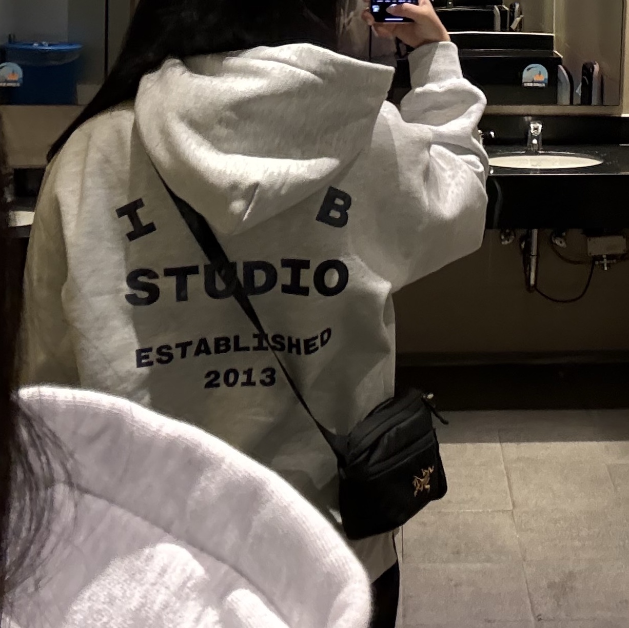 IAB Studio 25 Hoodie Light Gray Navy 착용 스타일 - 2