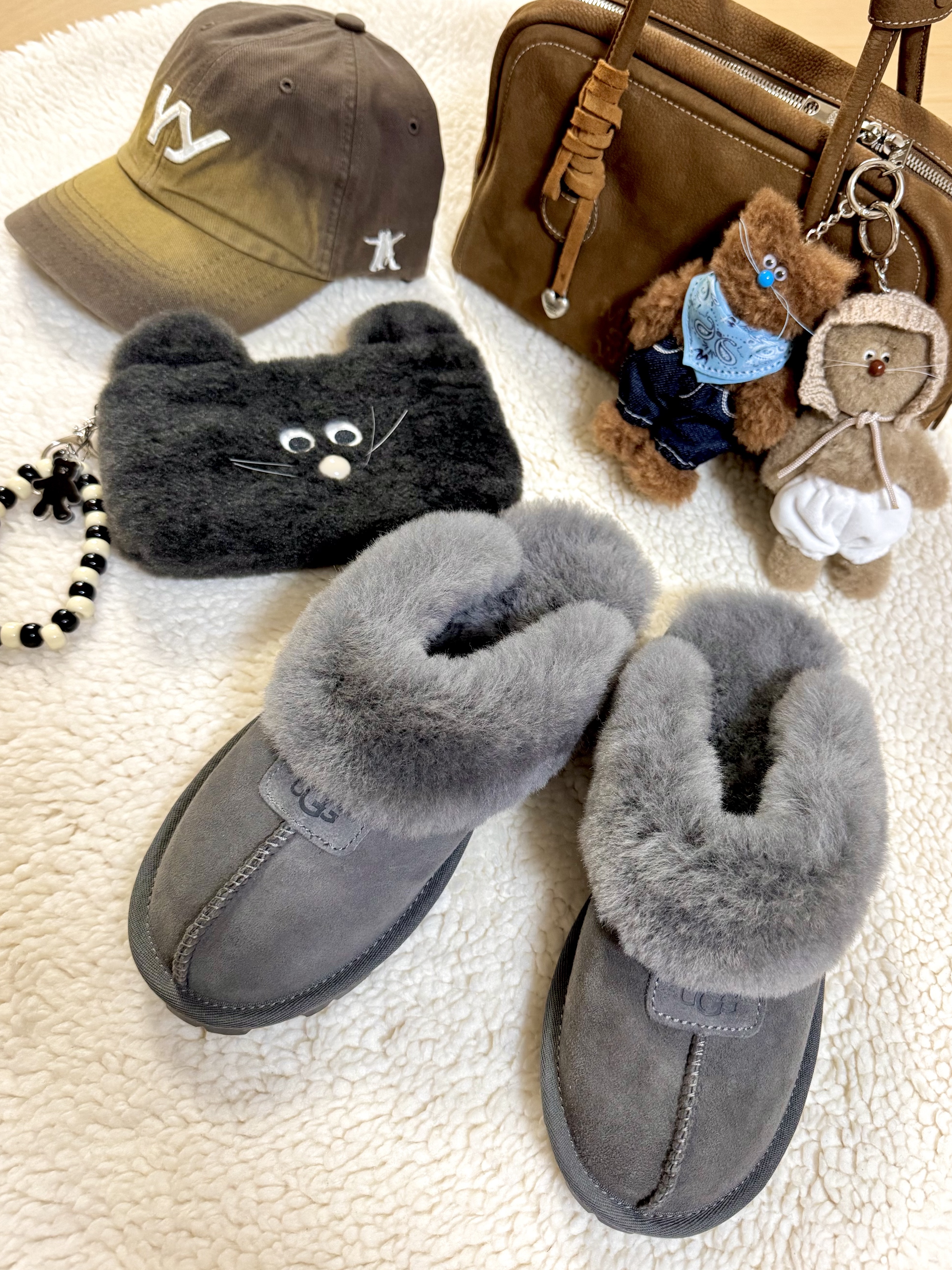 (W) UGG Coquette Slipper Grey, Monamhee Blay Keyring Pouch Black 착용 스타일 - 1