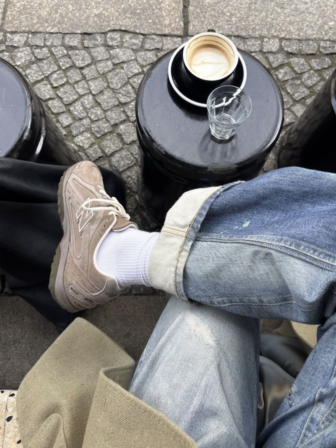 (W) Onitsuka Tiger Winter Heaven Desert Camp Brown Storm, Salomon XT-6 Gore-Tex Black Ebony 착용 스타일 - 4