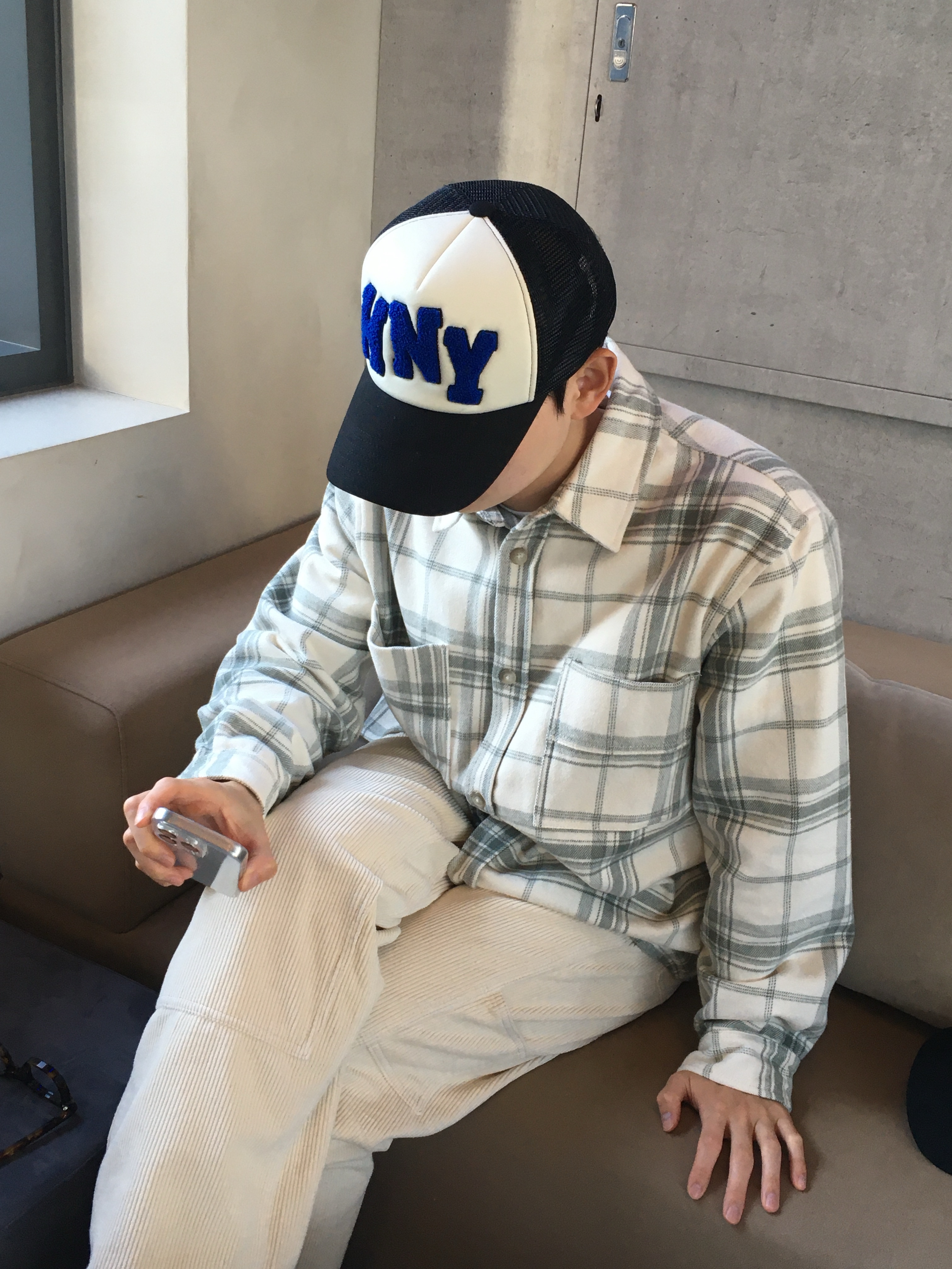 Honey Scoop House HNY Logo Trucker Cap Black, Apple iPhone 16 Pro 256GB White Titanium (Korean Ver.) 착용 스타일 - 1
