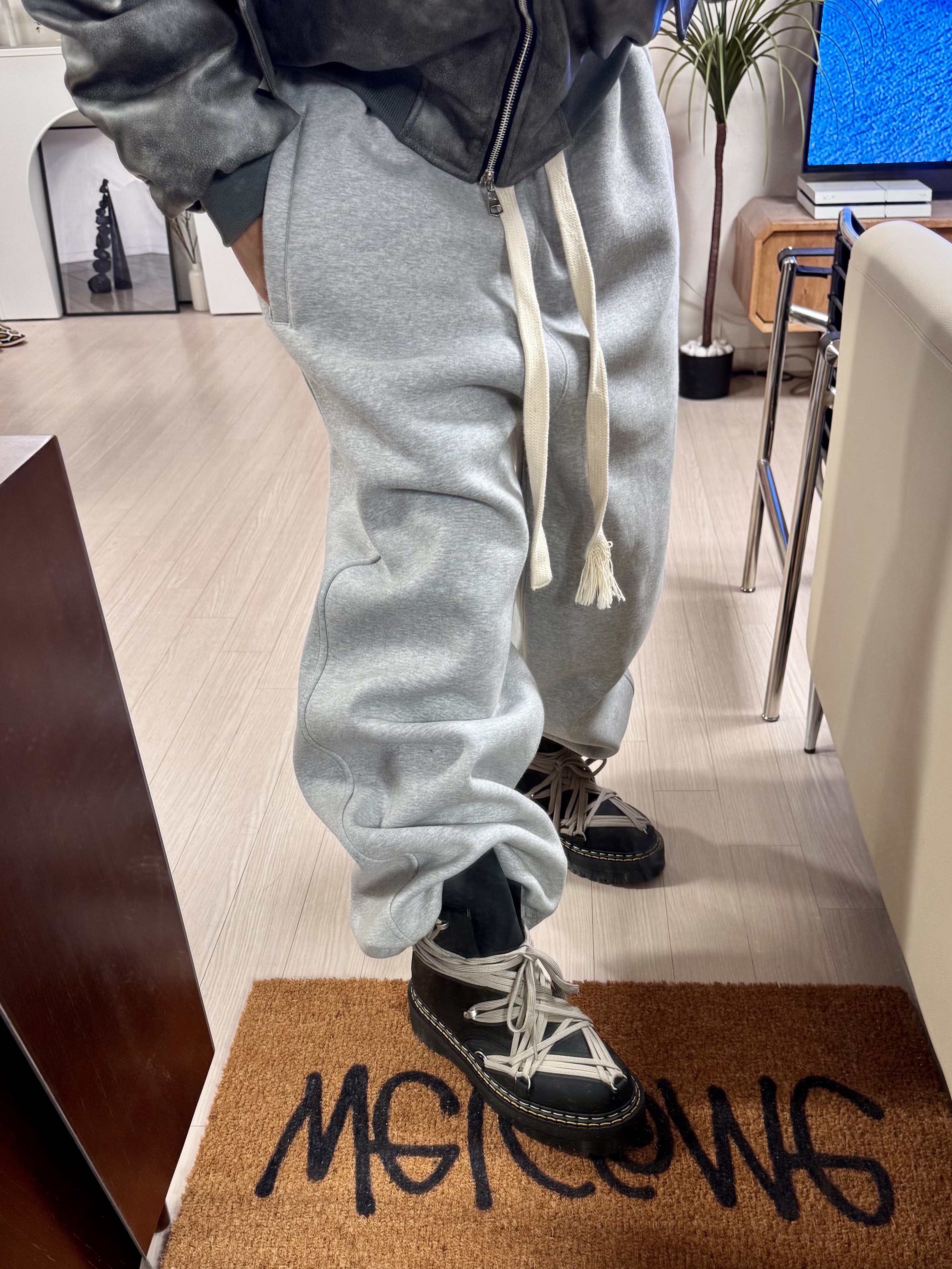 Dr. Martens x Rick Owens 1460 Quad Sole Mega Lace Boots Black, Nonnod Scuba Pajama Pants Grey 착용 스타일