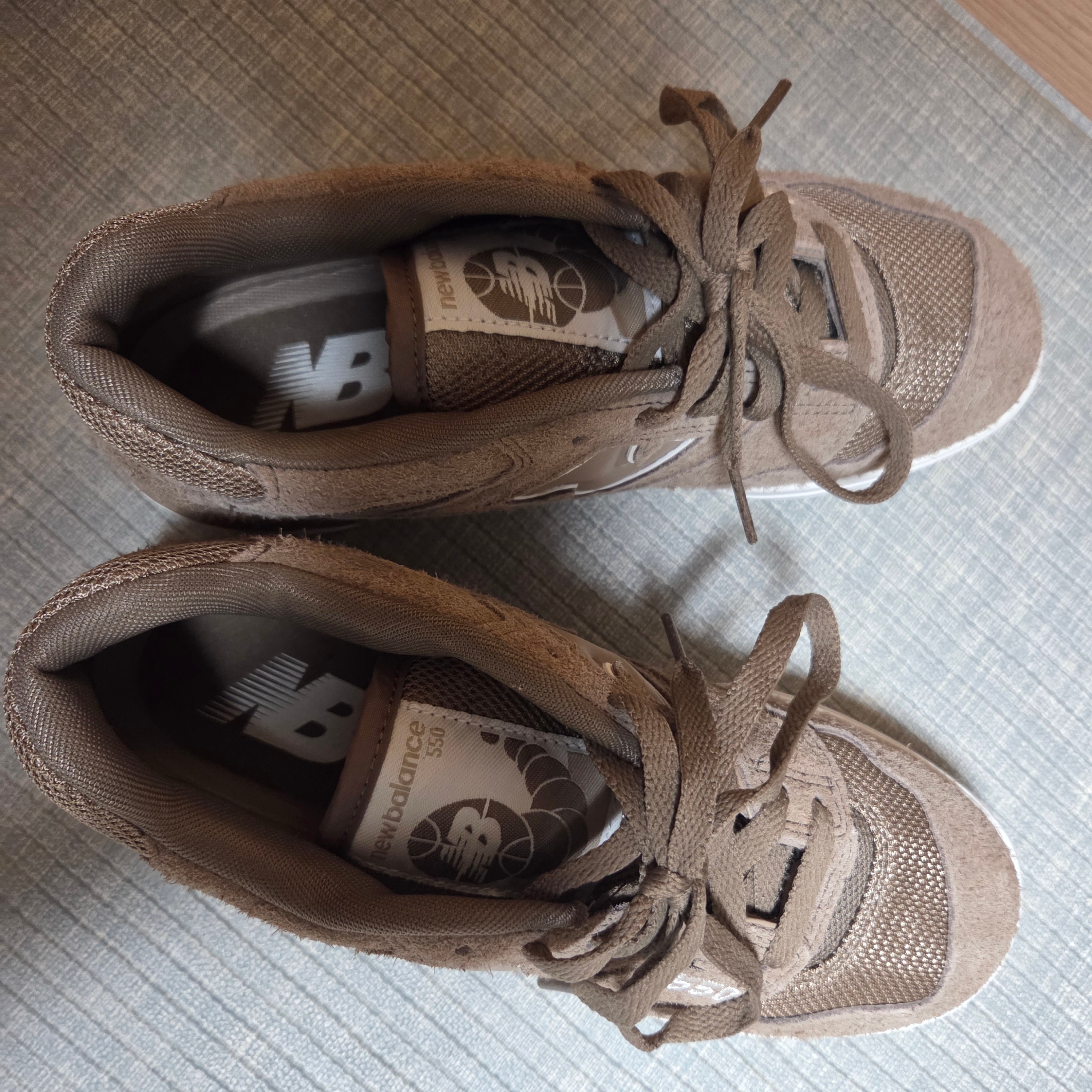 New Balance 550 Mushroom Sea Salt - 2E Wide 착용 스타일 - 3