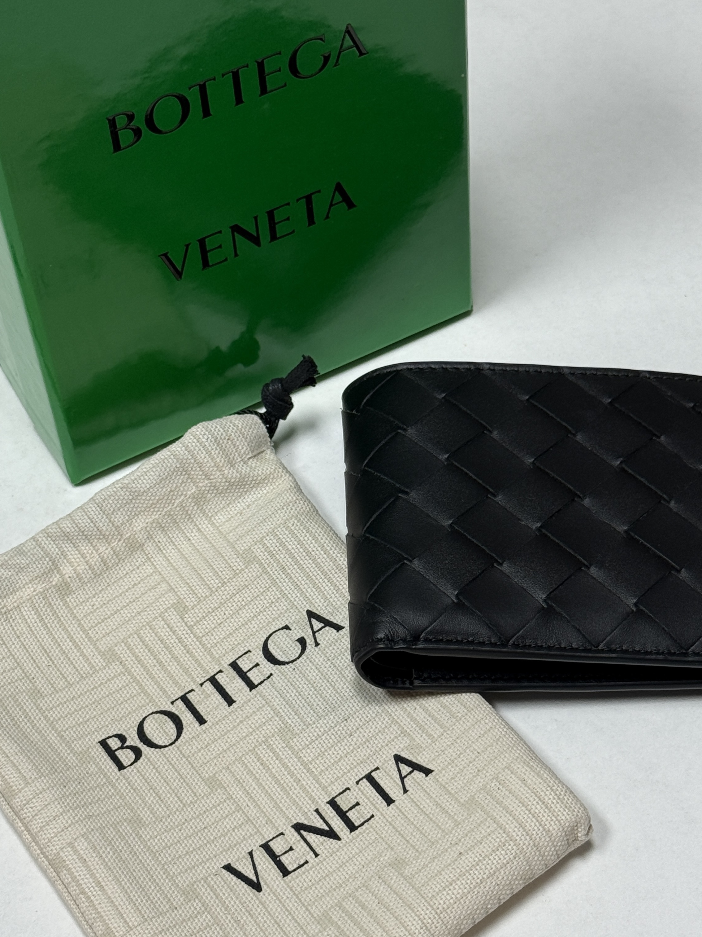 Bottega Veneta Bi-Fold Wallet Black 착용 스타일