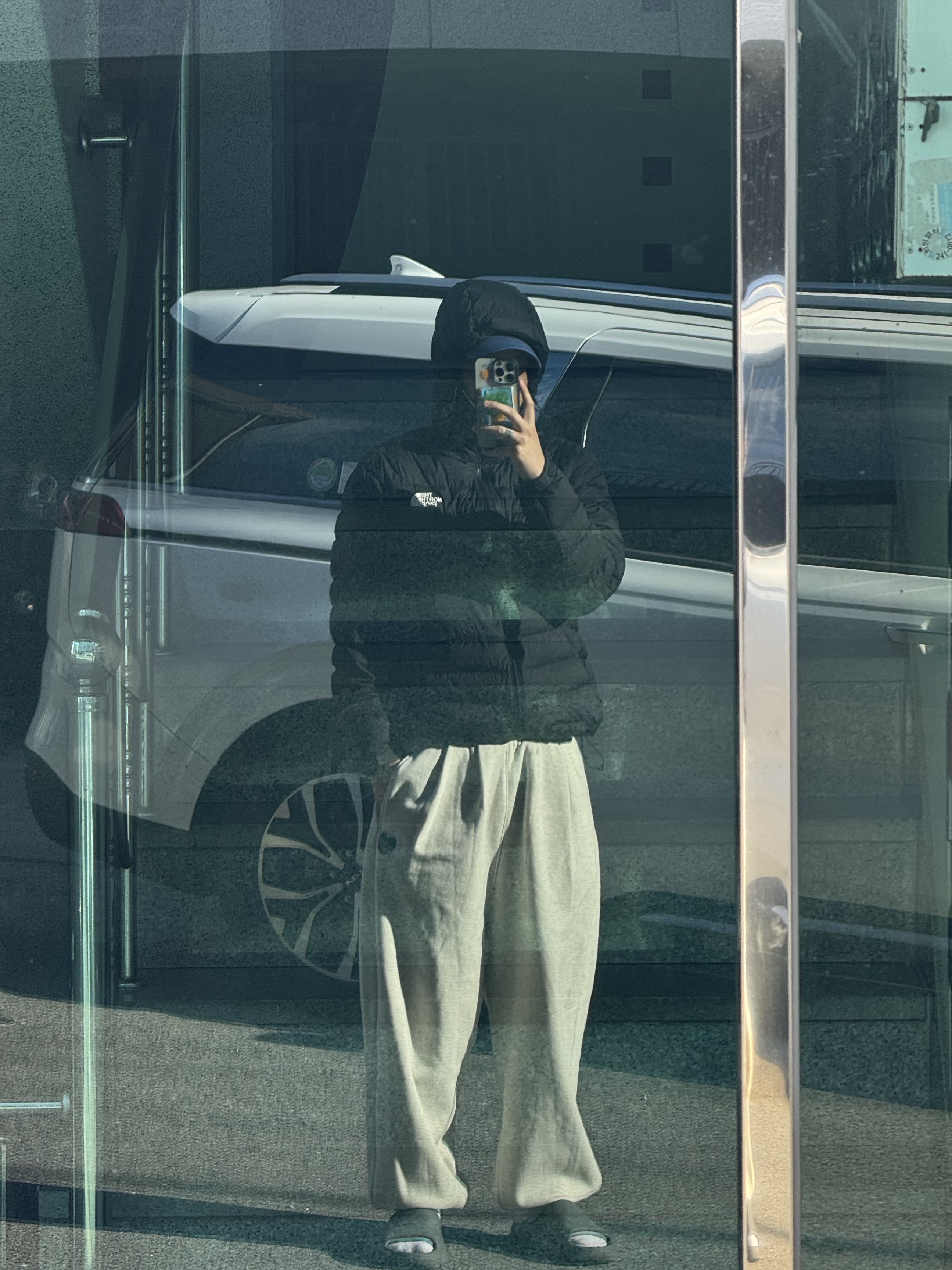 The North Face Volt RDS Down Hoodie Black, Adidas Yeezy Slide Slate Grey 착용 스타일 - 1