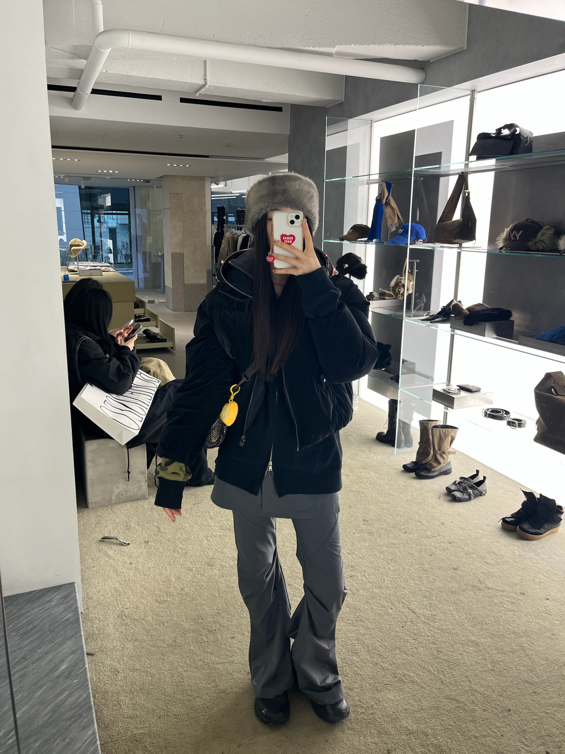 Roa Hiking Sella Black, Human Made Stuffed Heart Key Charm Yellow 착용 스타일