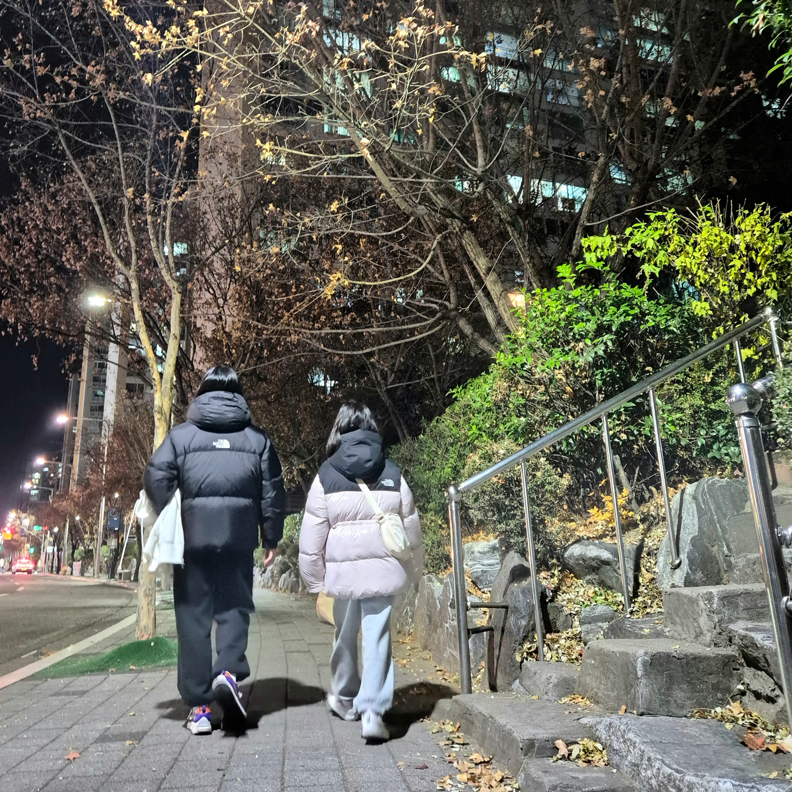 Nike Air Force 1 '07 WB Flax, Nike Solo Swoosh Fleece Open Hem Pants Dark Grey Heather Light Smoke Grey - Asia 착용 스타일 - 4