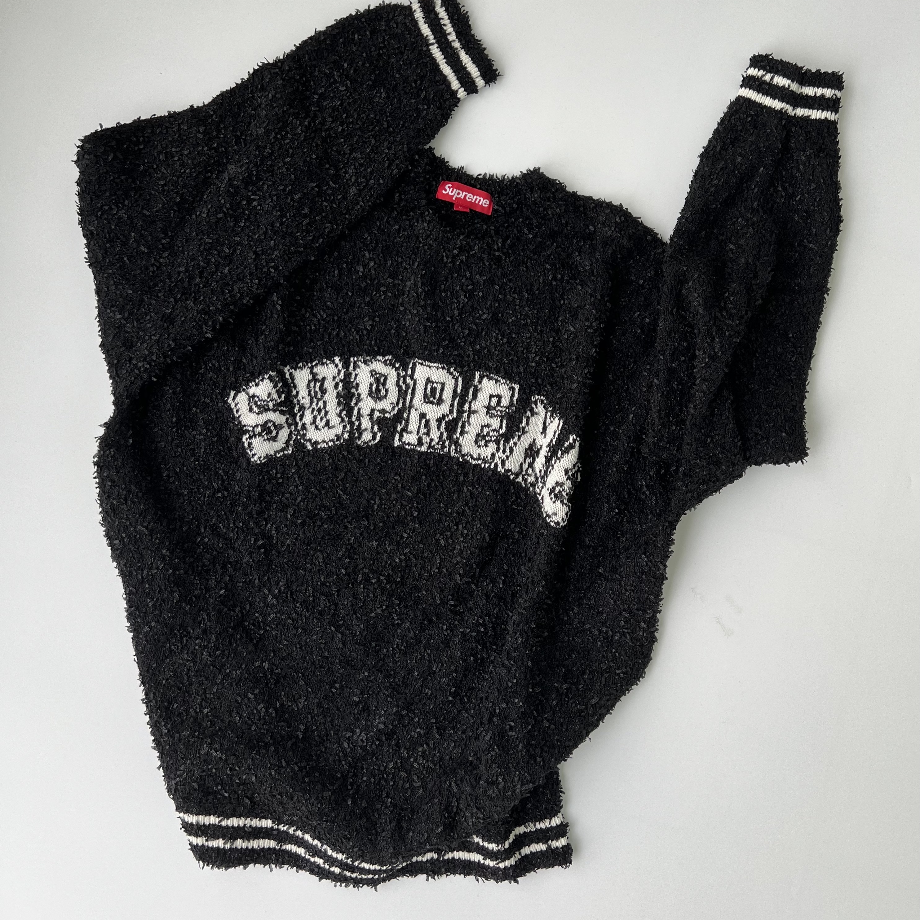 Supreme Textured Arc Sweater Black - 25SS, Supreme Textured Arc Sweater Cream - 25SS 착용 스타일 - 2