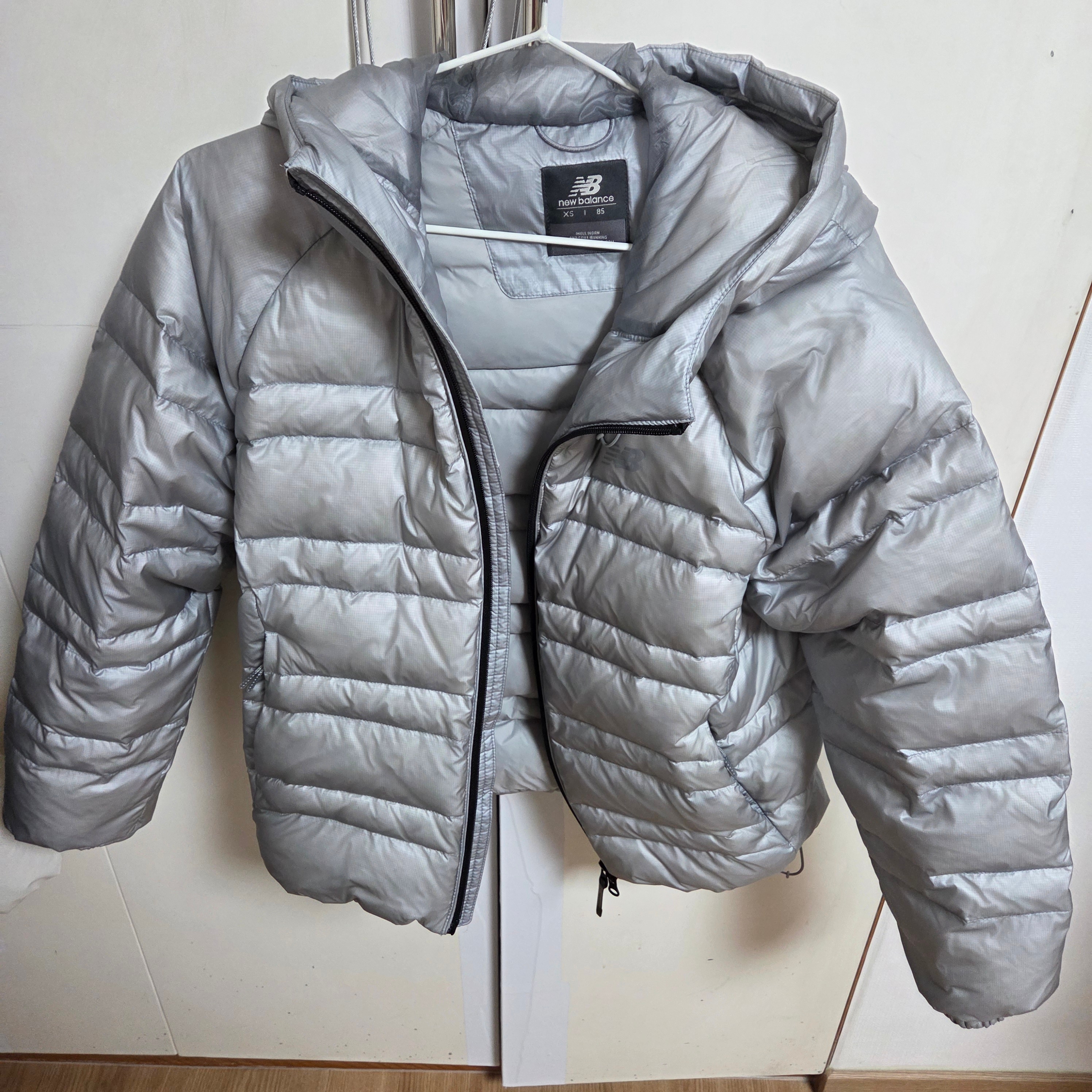 New Balance Flying 77 Superlight Hooded Goose Down Jacket Light Gray 착용 스타일