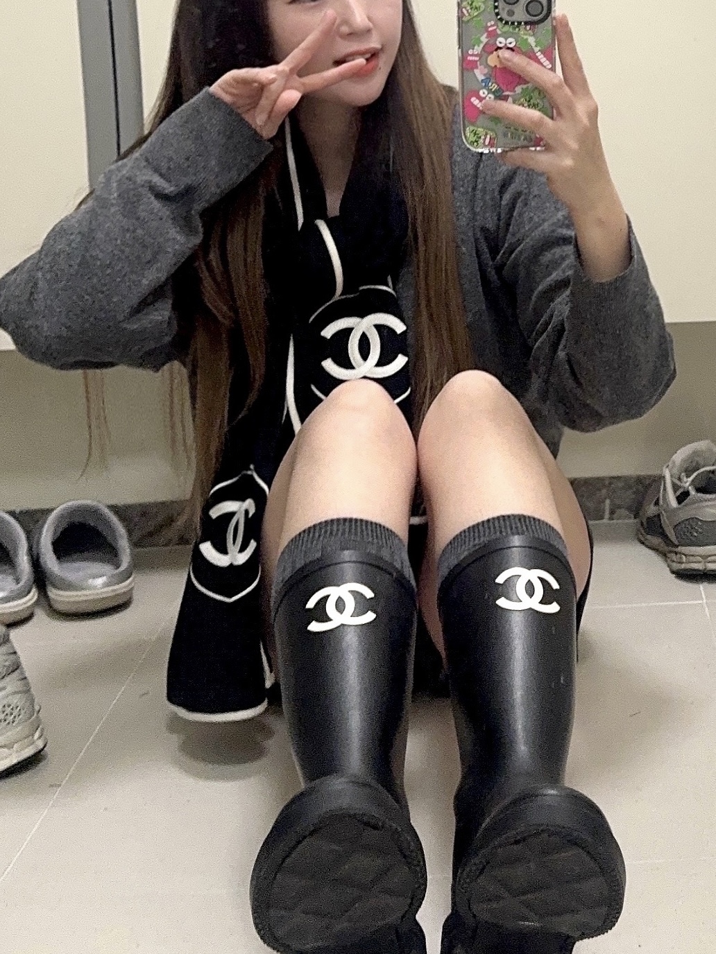 (W) Chanel Scarf Cashmere Silk & Black Ivory, (W) Chanel Boots Caoutchouc & Black 착용 스타일