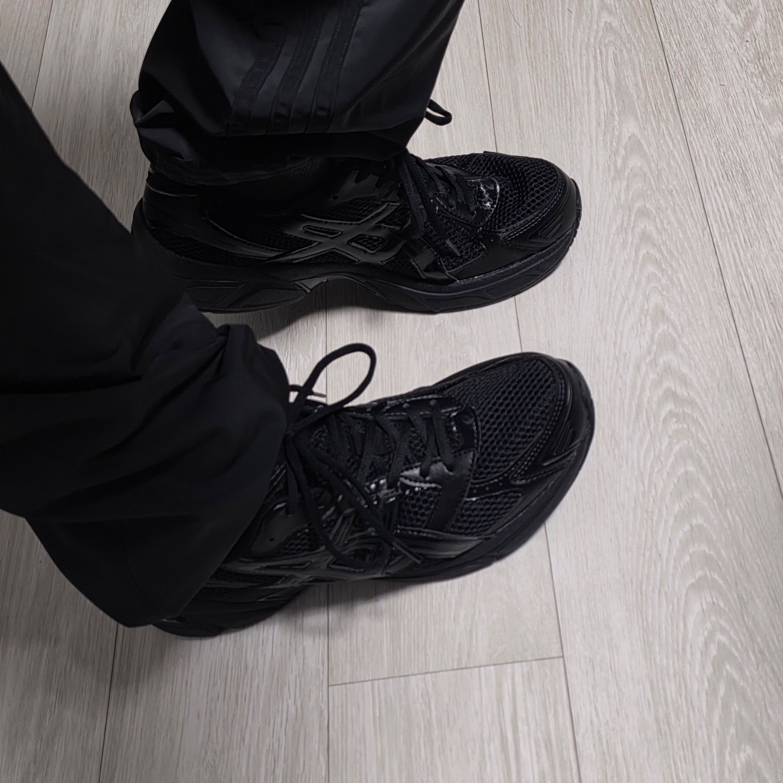 Asics Gel-1130 Black Graphite Grey 착용 스타일