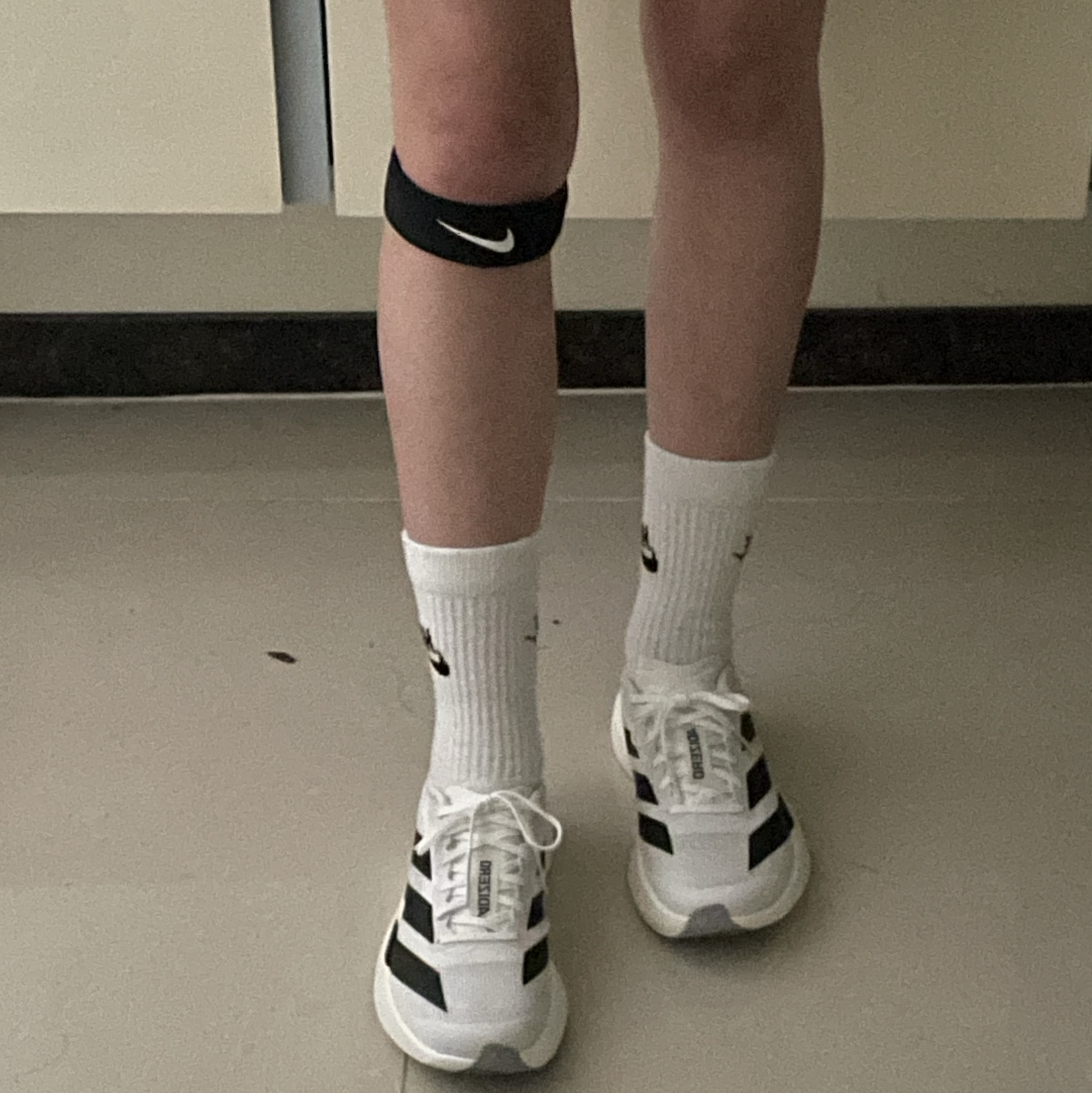 Nike Pro Patella Band Black, (W) Adidas Adizero EVO SL Cloud White Core Black 착용 스타일