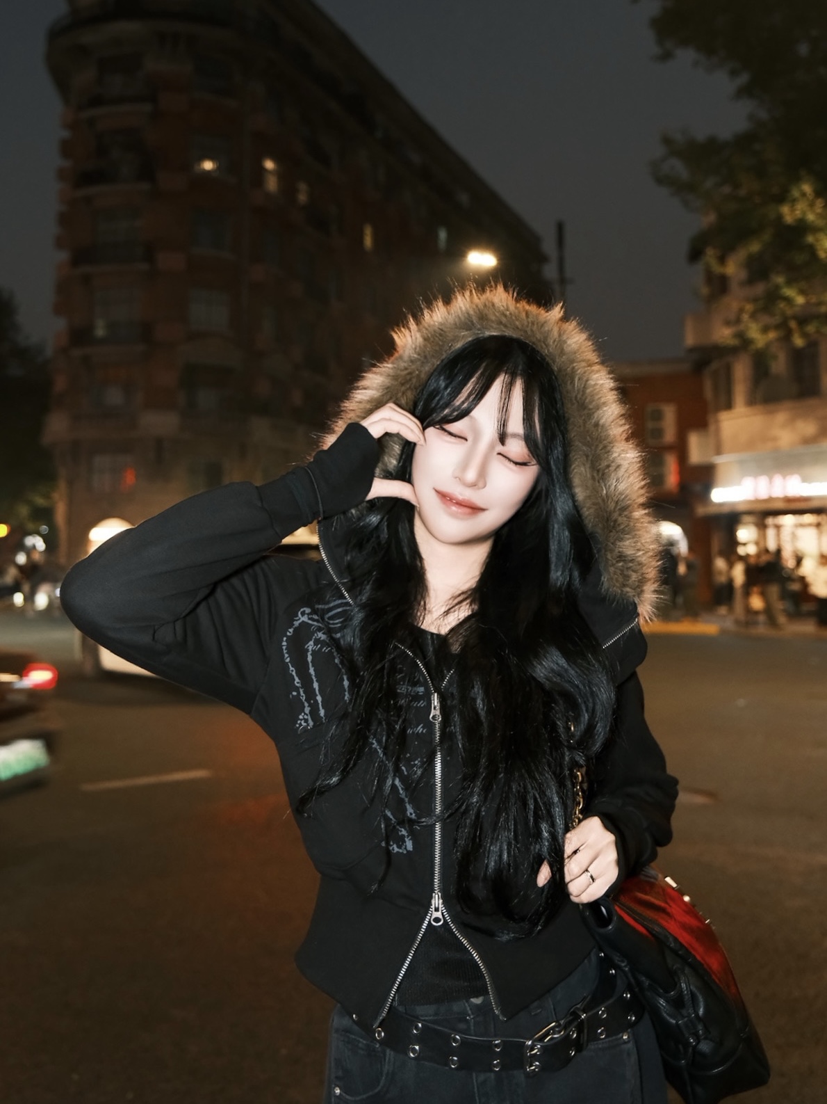 Saint Laurent Jamie Shopping in Lambskin Black 착용 스타일 - 2