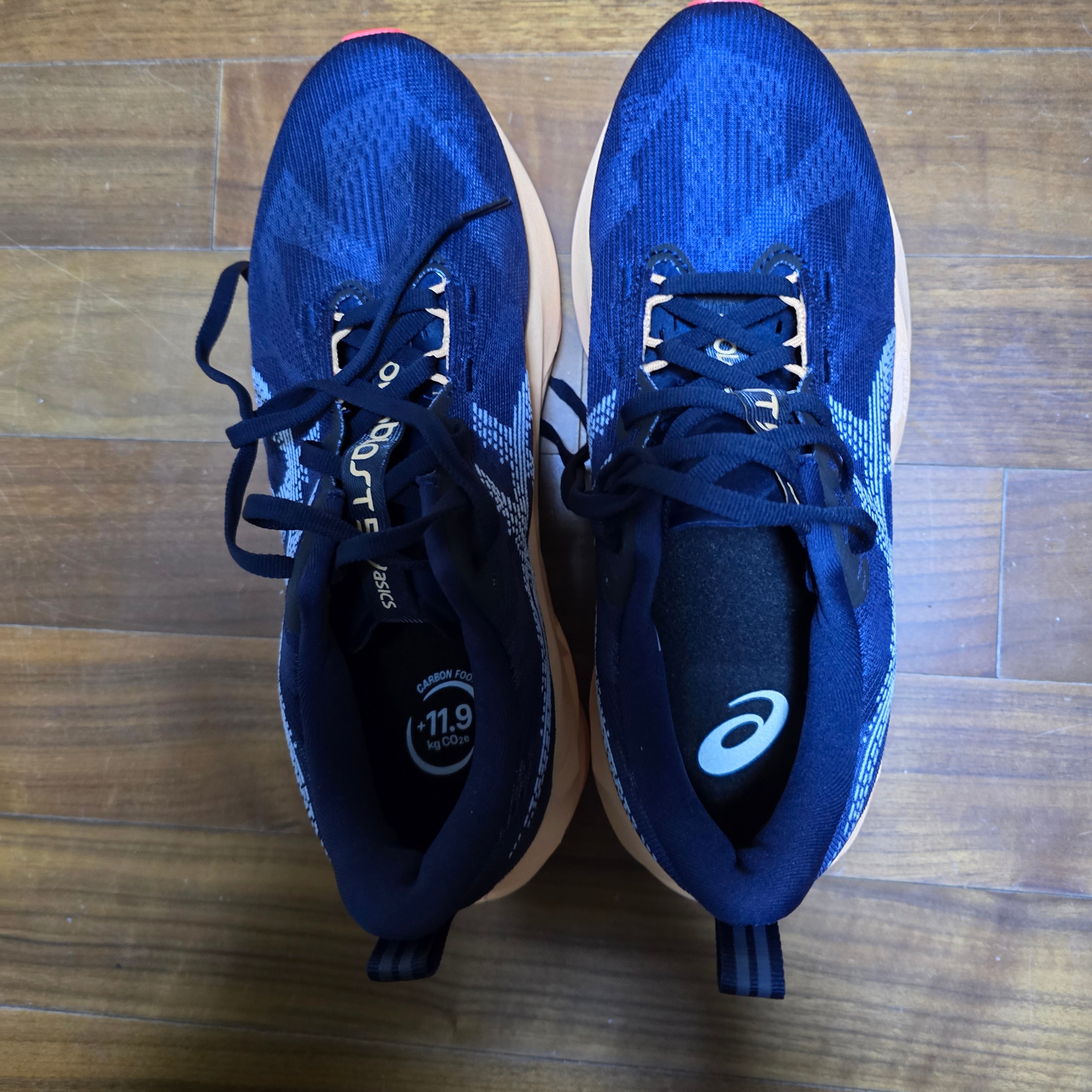 Asics Novablast 5 Midnight Orange Glow - 2E Wide 착용 스타일