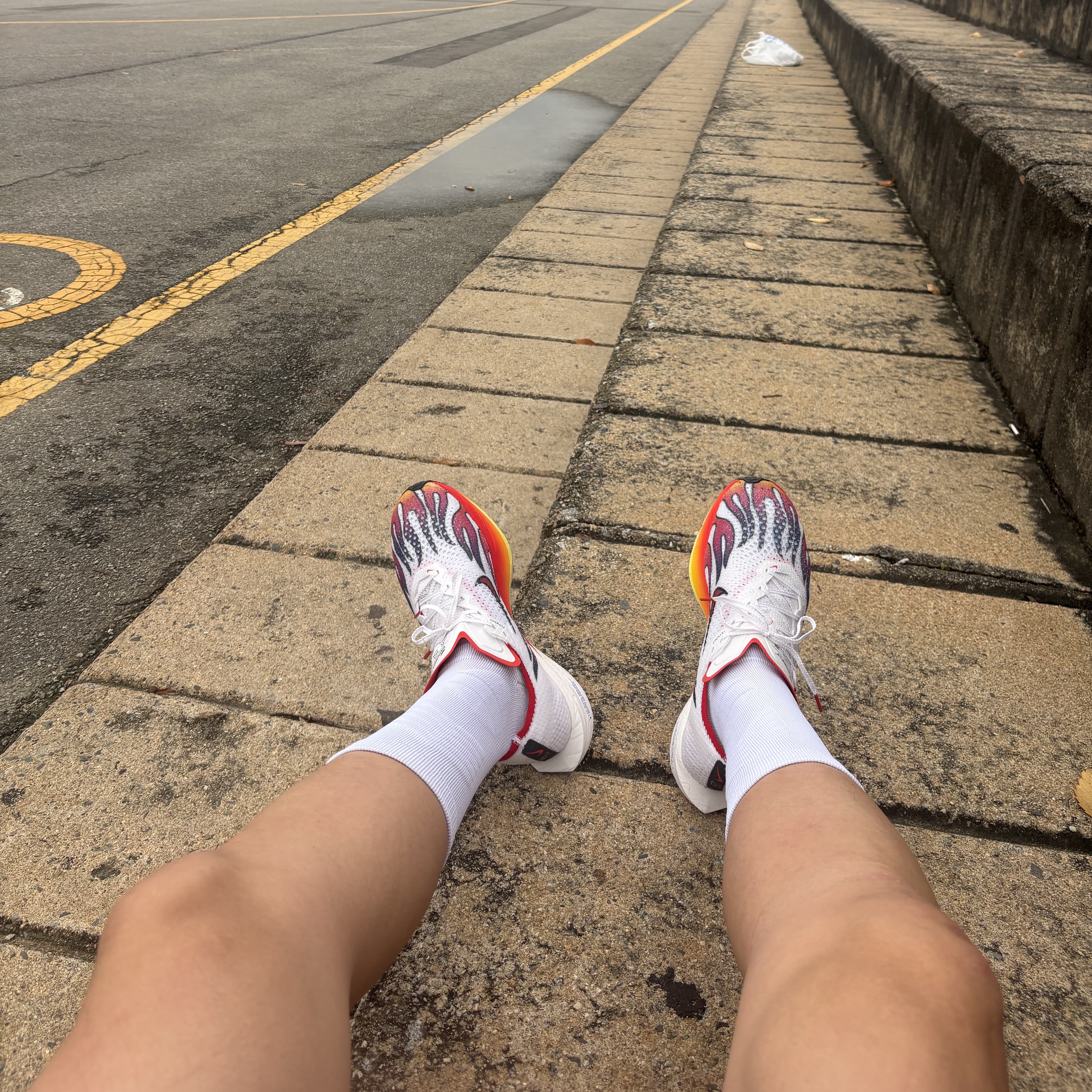 Nike ZoomX Vaporfly Next% 3 PRM White Habanero Red 착용 스타일