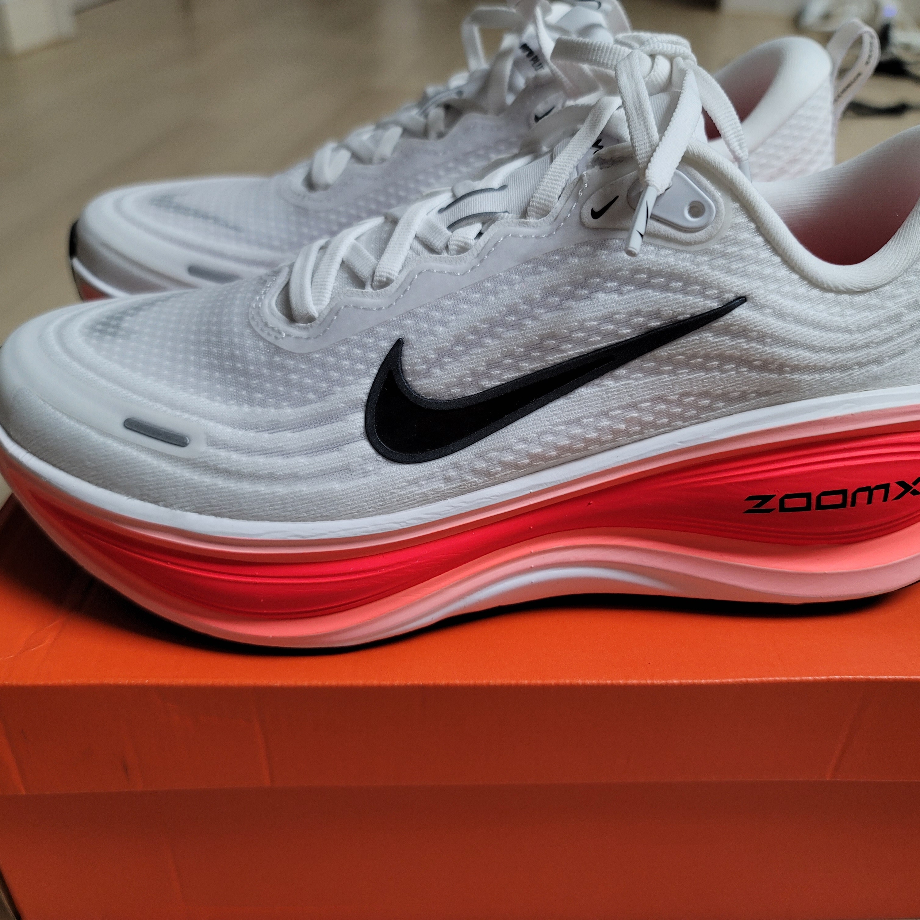 Nike Zoom Vomero Plus White Bright Crimson 착용 스타일 - 1