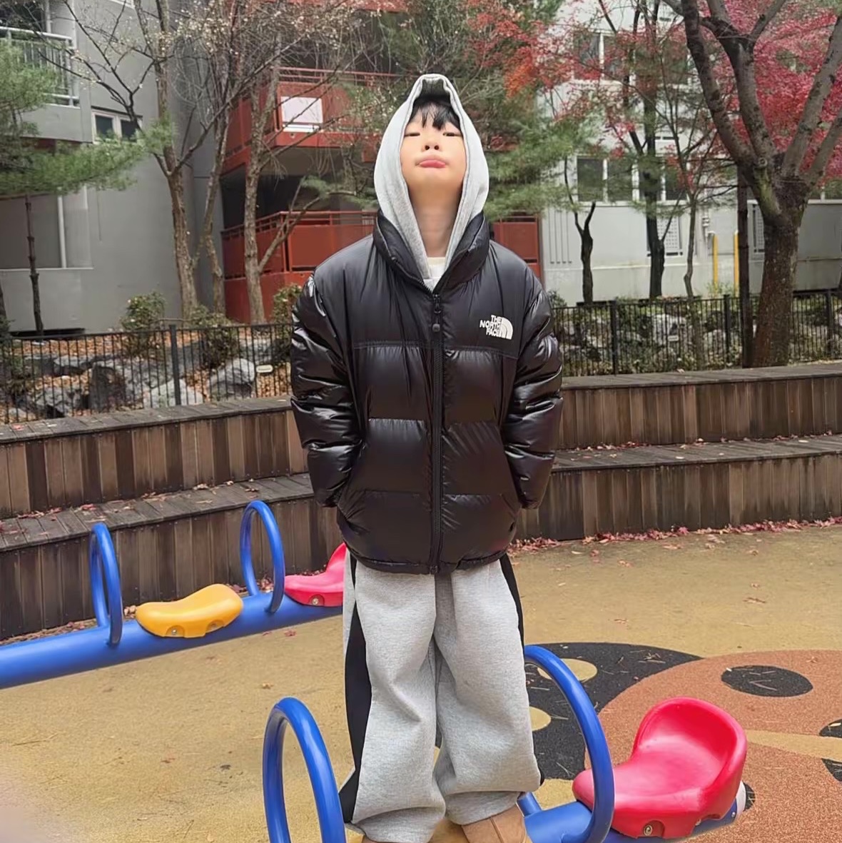 (Kids) The North Face 1996 Eco Nuptse Down Jacket Real Black 착용 스타일 - 1