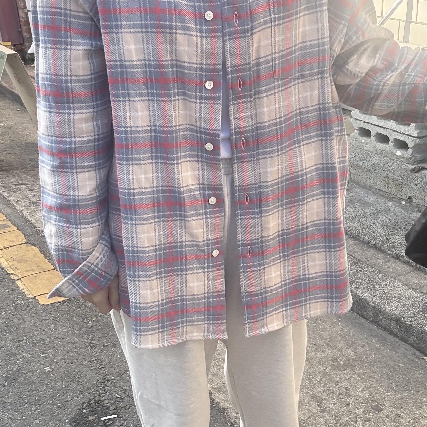 Aviemuah Relaxed Check Shirt Cream 착용 스타일