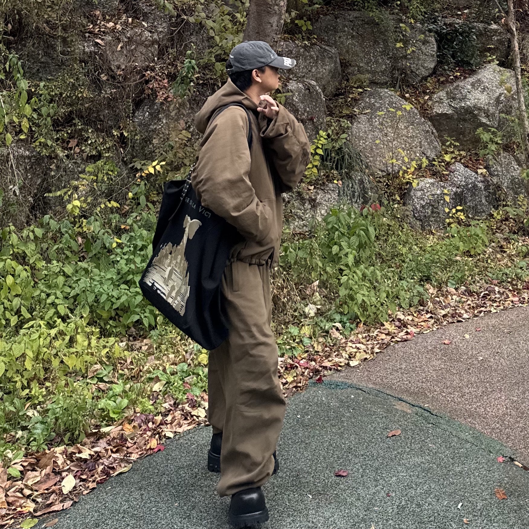 Nonnod Moleskin Shirring Bomber Khaki Brown, Nonnod Moleskin Track Pants Khaki Brown 착용 스타일 - 1
