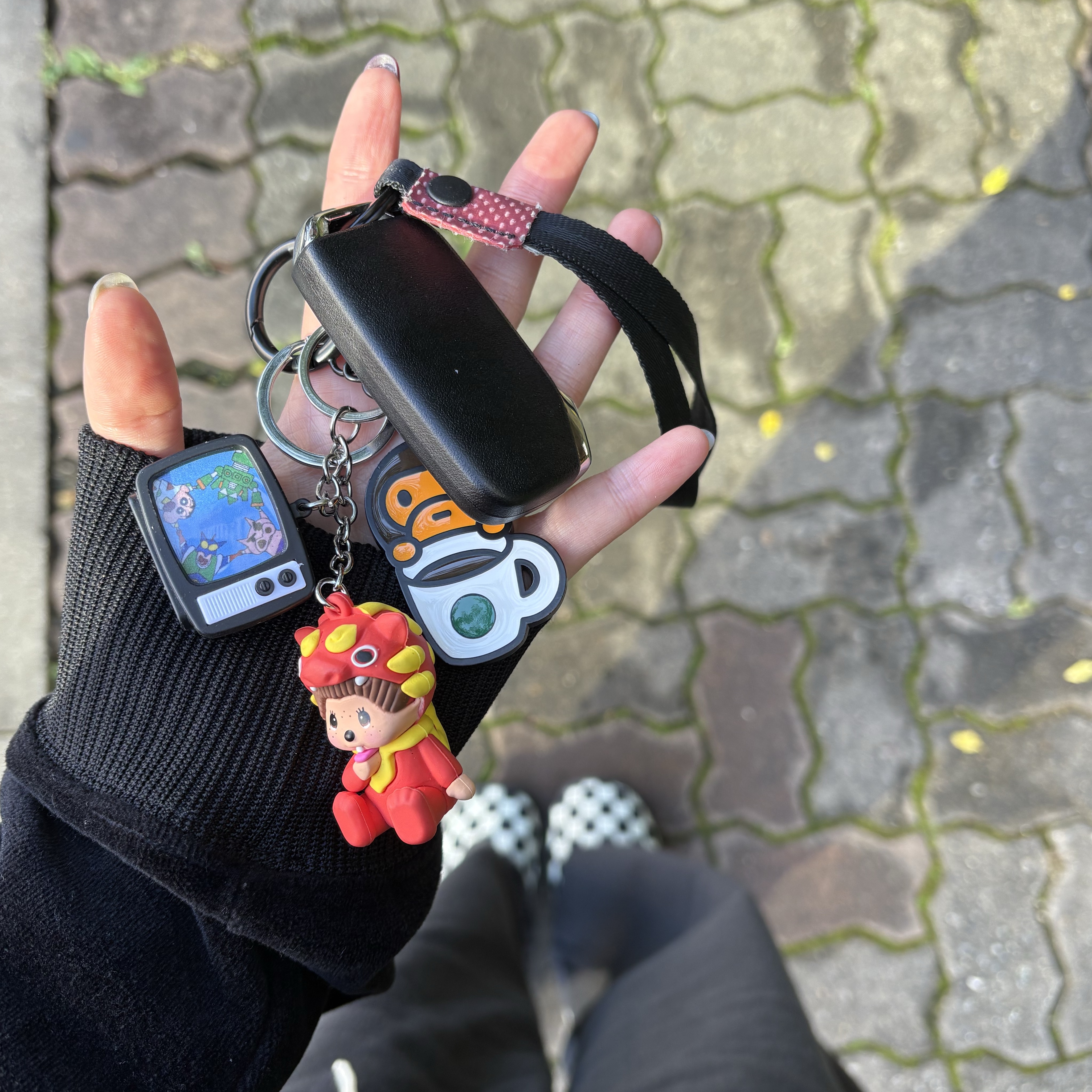 Subu Originals F-Line Checker, Starbucks x BAPE Baby Milo Keychain 착용 스타일 - 2