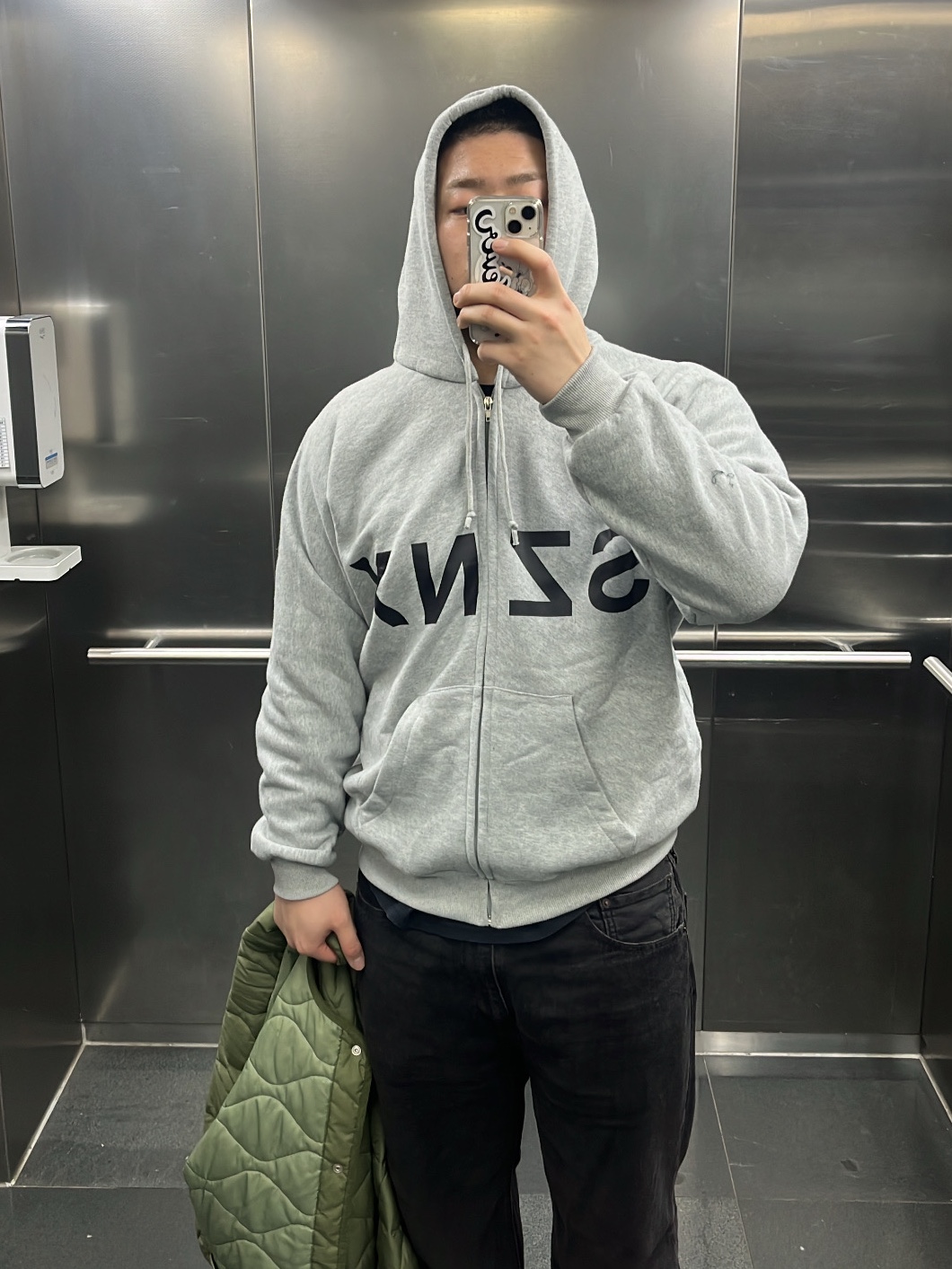 Yeezy HD-10 Grey - Korea Limited, Patagonia Lightweight Synchilla Snap-T Fleece Pullover Salmon Energy Old Growth Green 착용 스타일 - 1