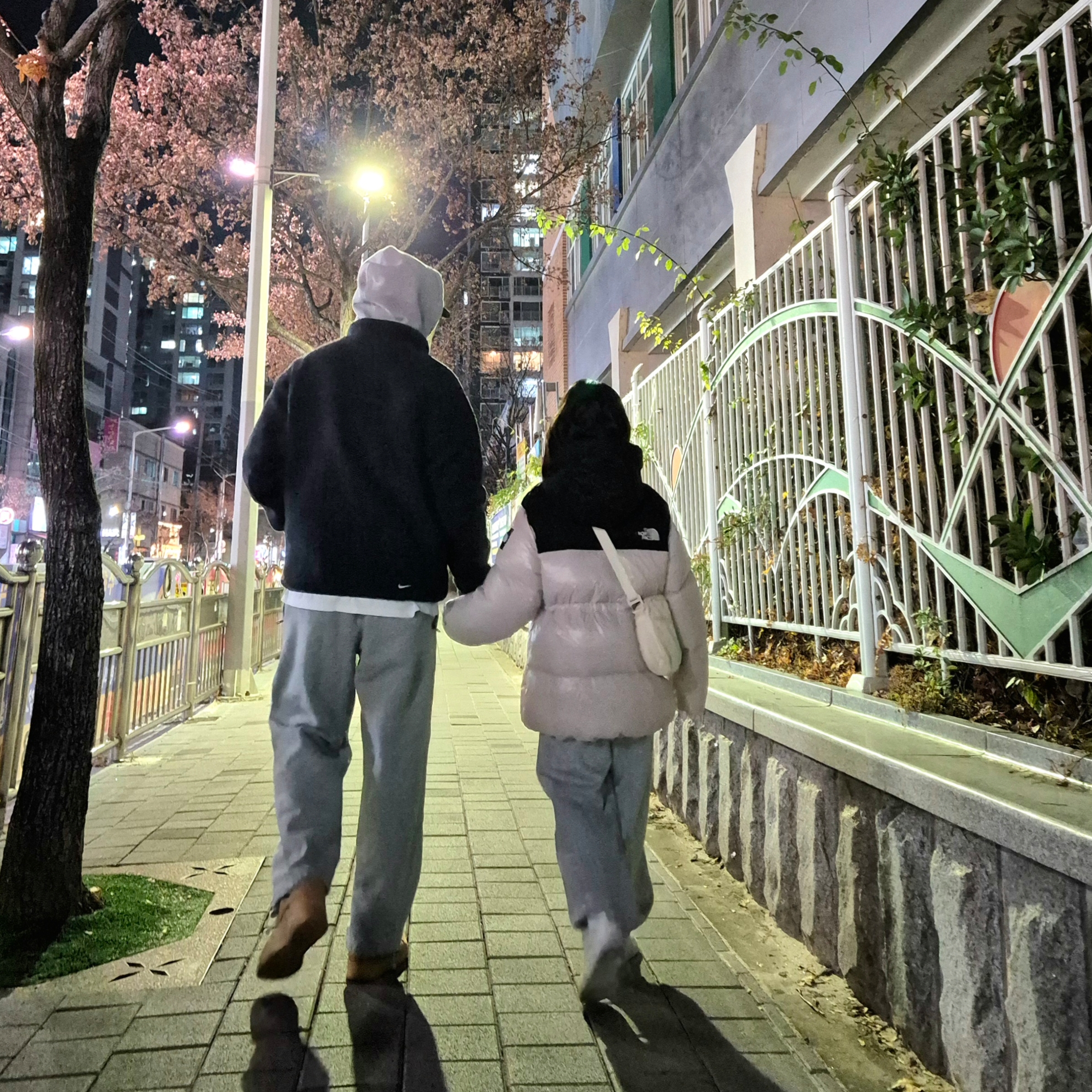 Nike Air Force 1 '07 WB Flax, Nike Solo Swoosh Fleece Open Hem Pants Dark Grey Heather Light Smoke Grey - Asia 착용 스타일 - 2