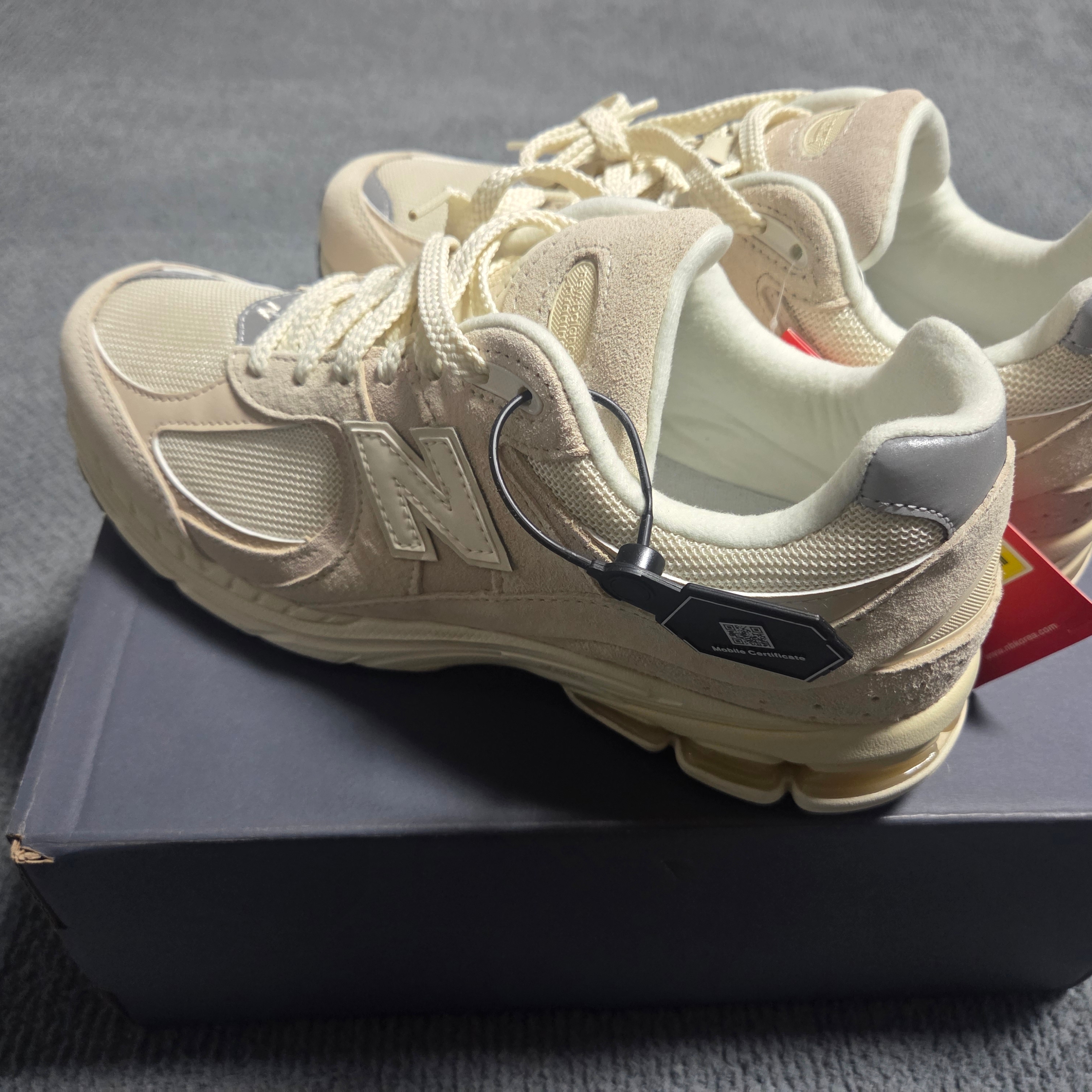 New Balance 2002R Beige Calm Taupe 착용 스타일