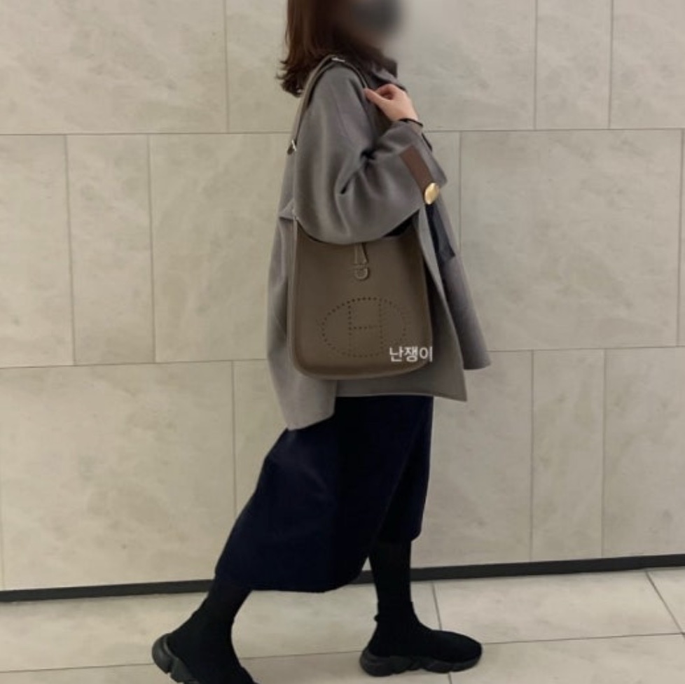 Hermes Evelyne III 29 Bag Clemence & Gold Etoupe 착용 스타일