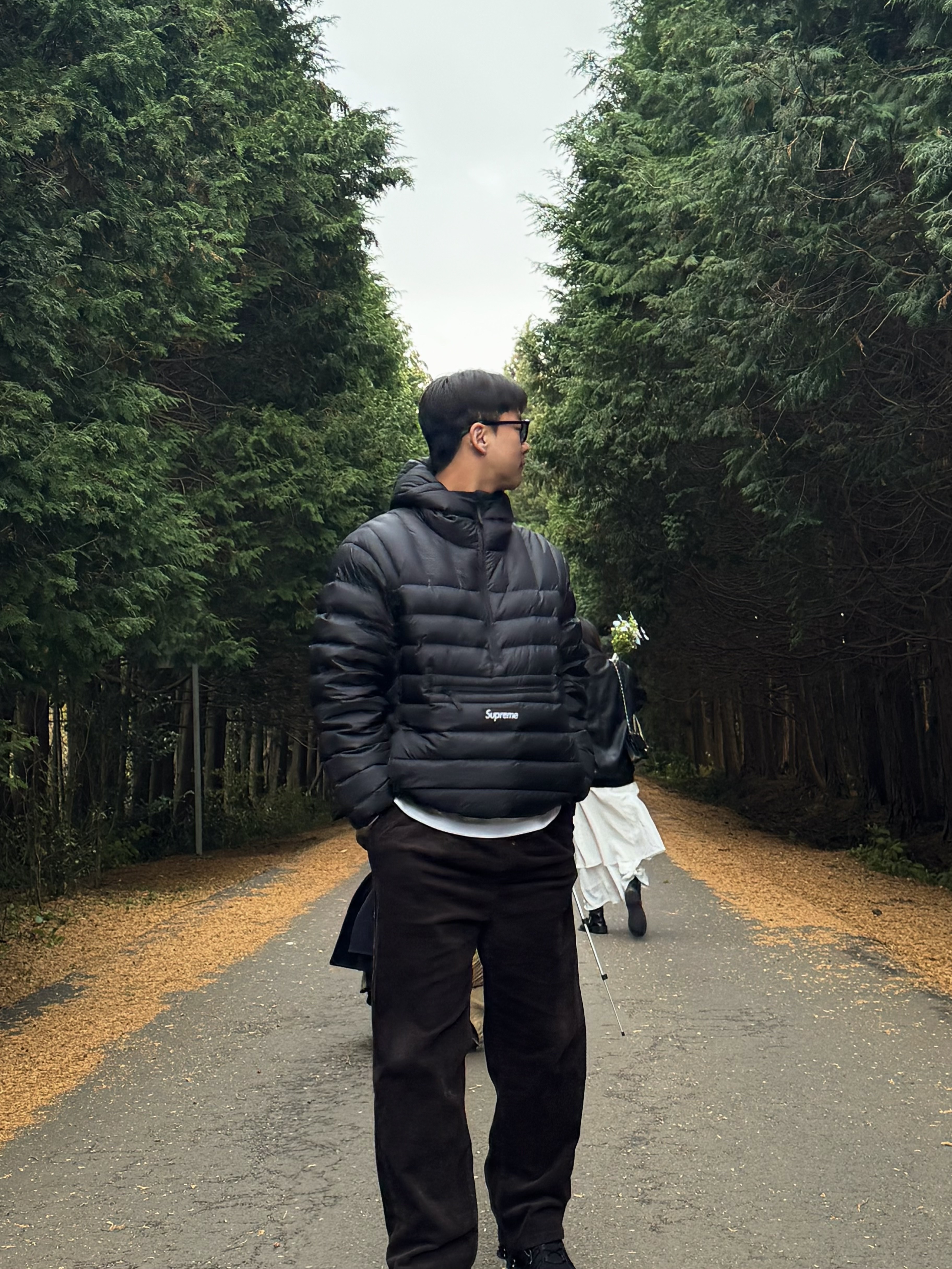 UGG Tasman II Slipper Chestnut, Supreme Micro Down Half Zip Hooded Pullover Black - 25FW 착용 스타일 - 3