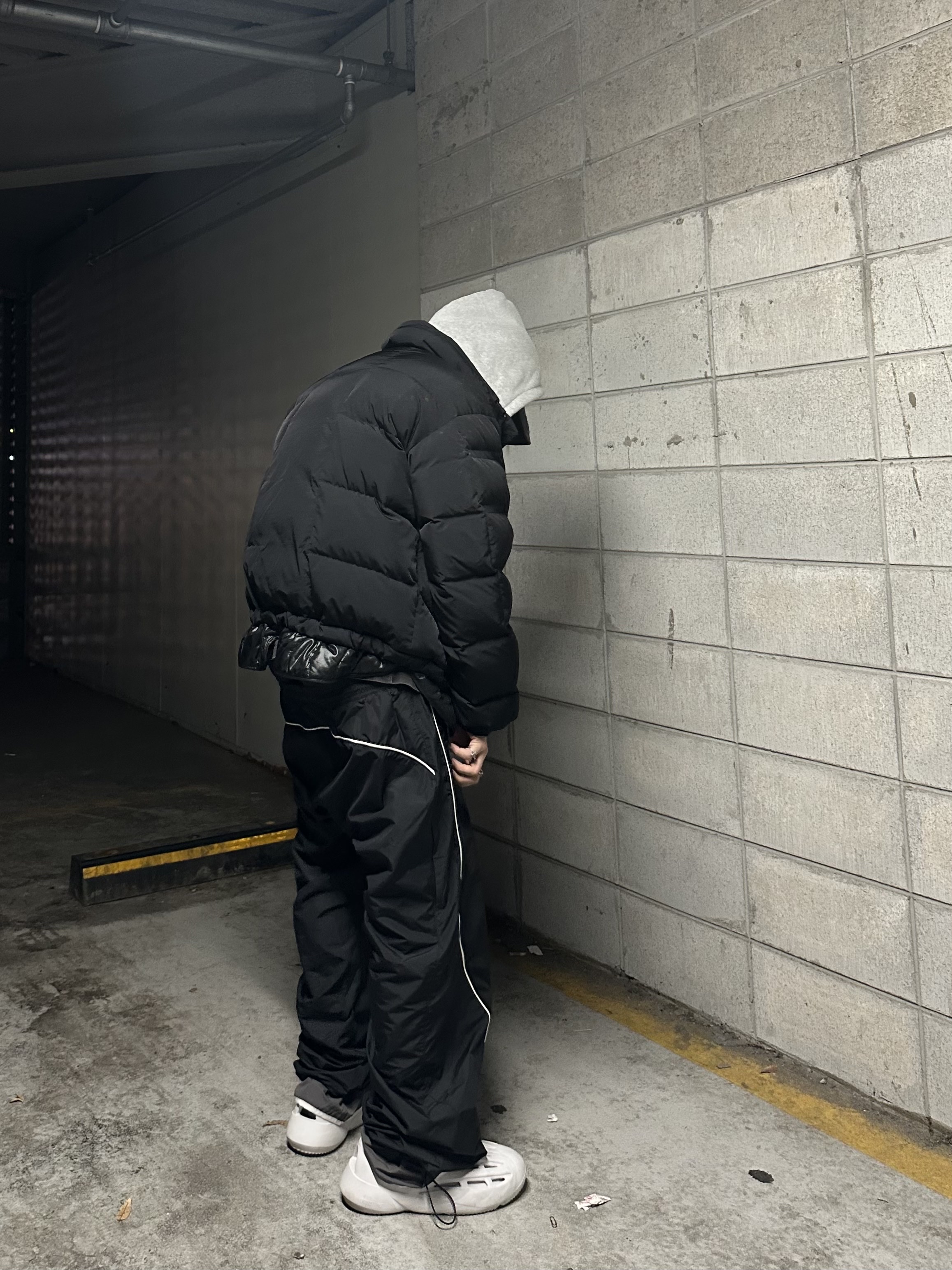 Adidas Lightblaze Moc Core Black Carbon, Wapworks Wp Military Shirring Crop Crewneck Navy 착용 스타일 - 3