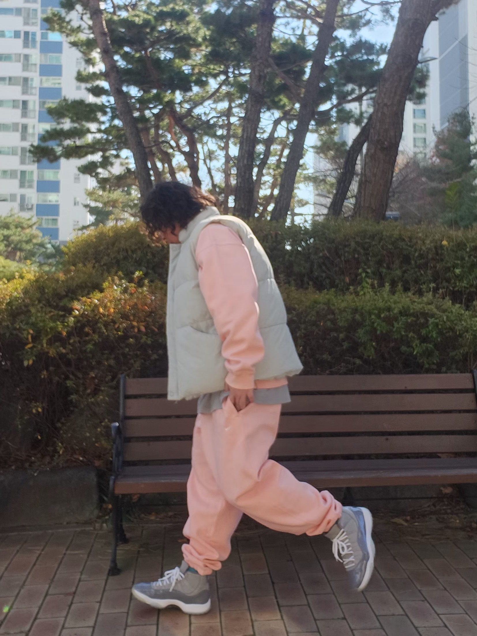 Nike NRG Solo Swoosh Fleece Pants Bleached Coral - US/EU, Nike NRG Solo Swoosh Crew Fleece Bleached Coral - US/EU 착용 스타일 - 1