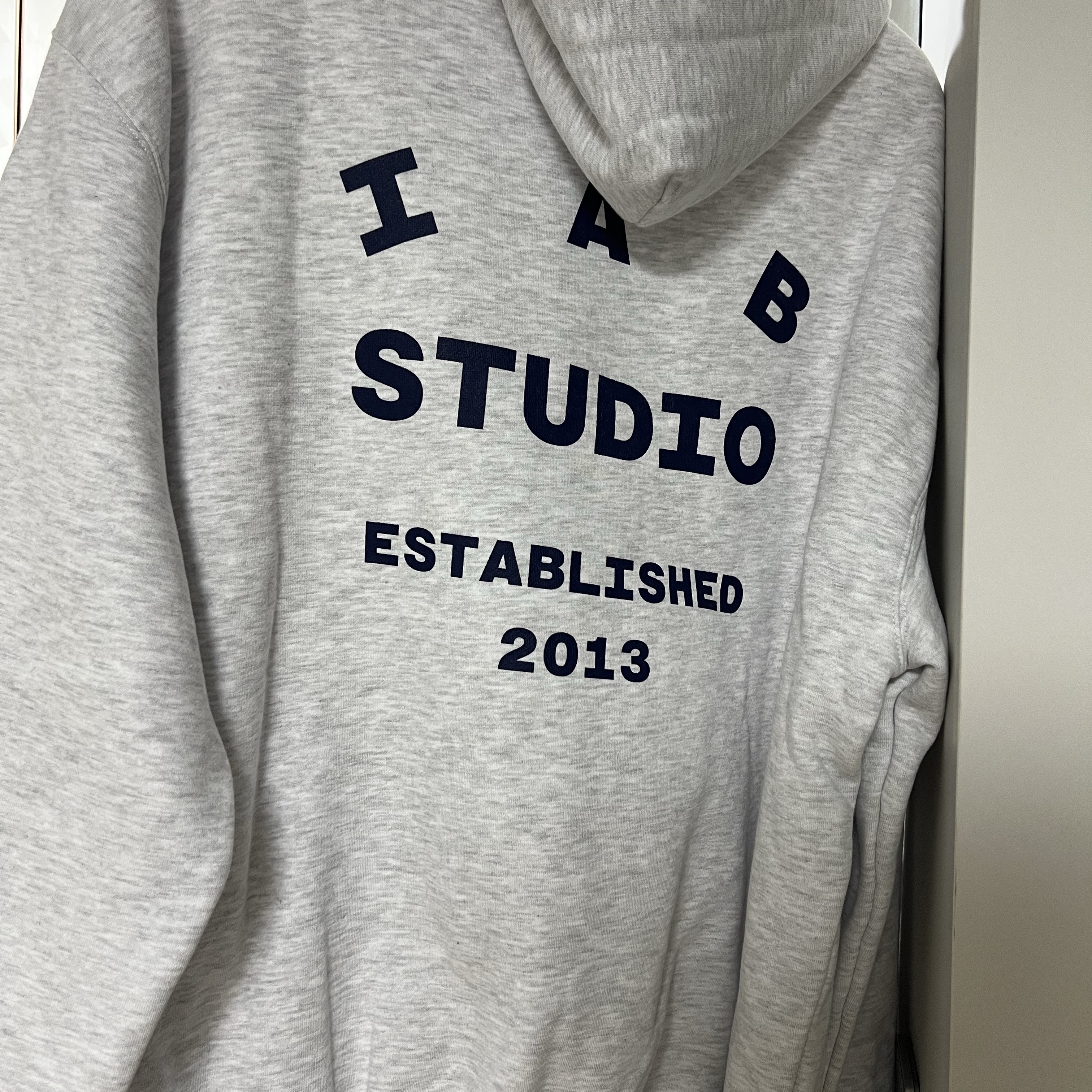 IAB Studio 25 Hoodie Light Gray Navy 착용 스타일 - 3