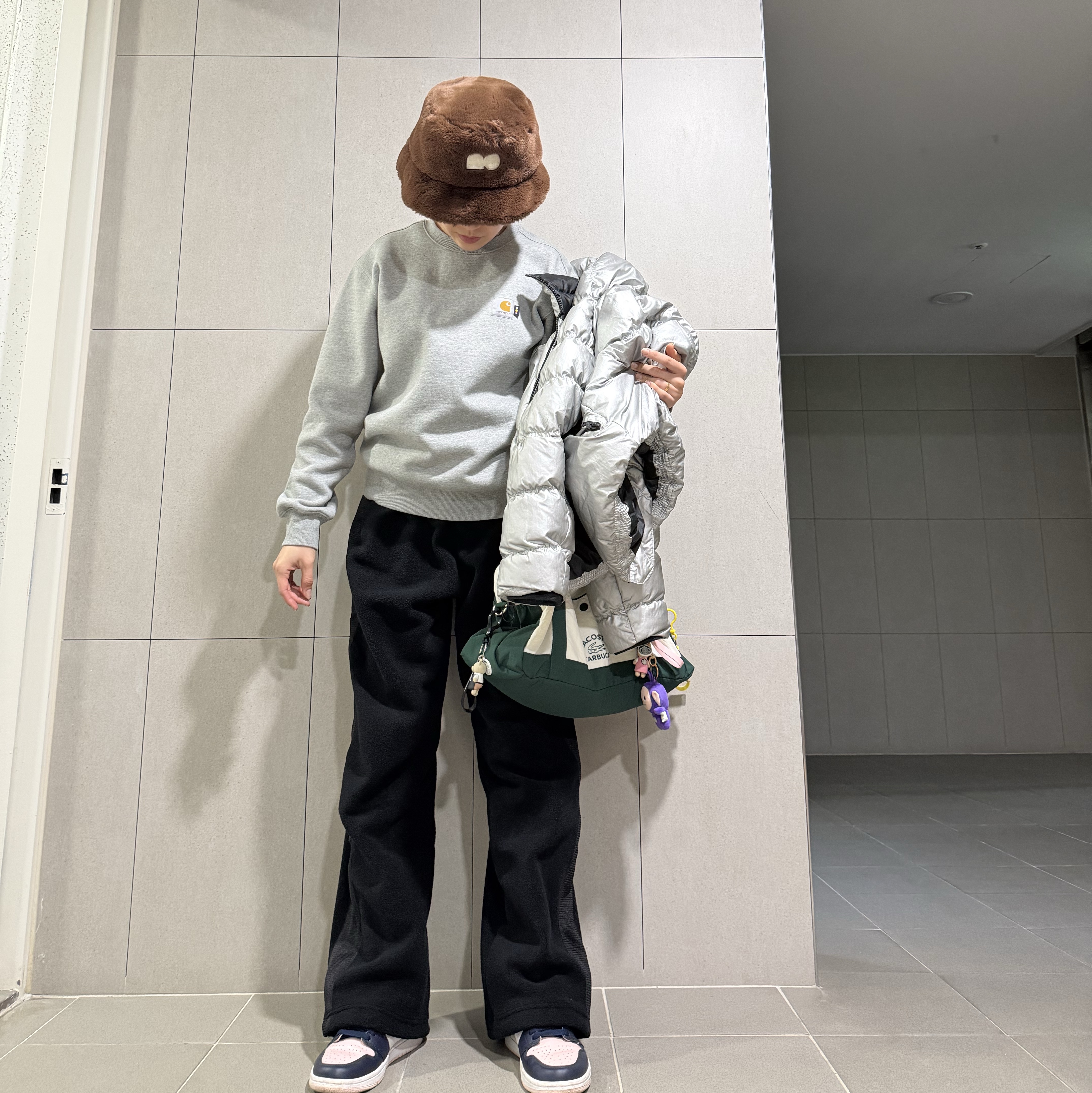Nike Naomi Osaka Apex Bucket Hat Cacao Wow Pale Ivory, Carhartt WIP x IAB Studio Pocket Sweatshirt Grey Heather 착용 스타일 - 1