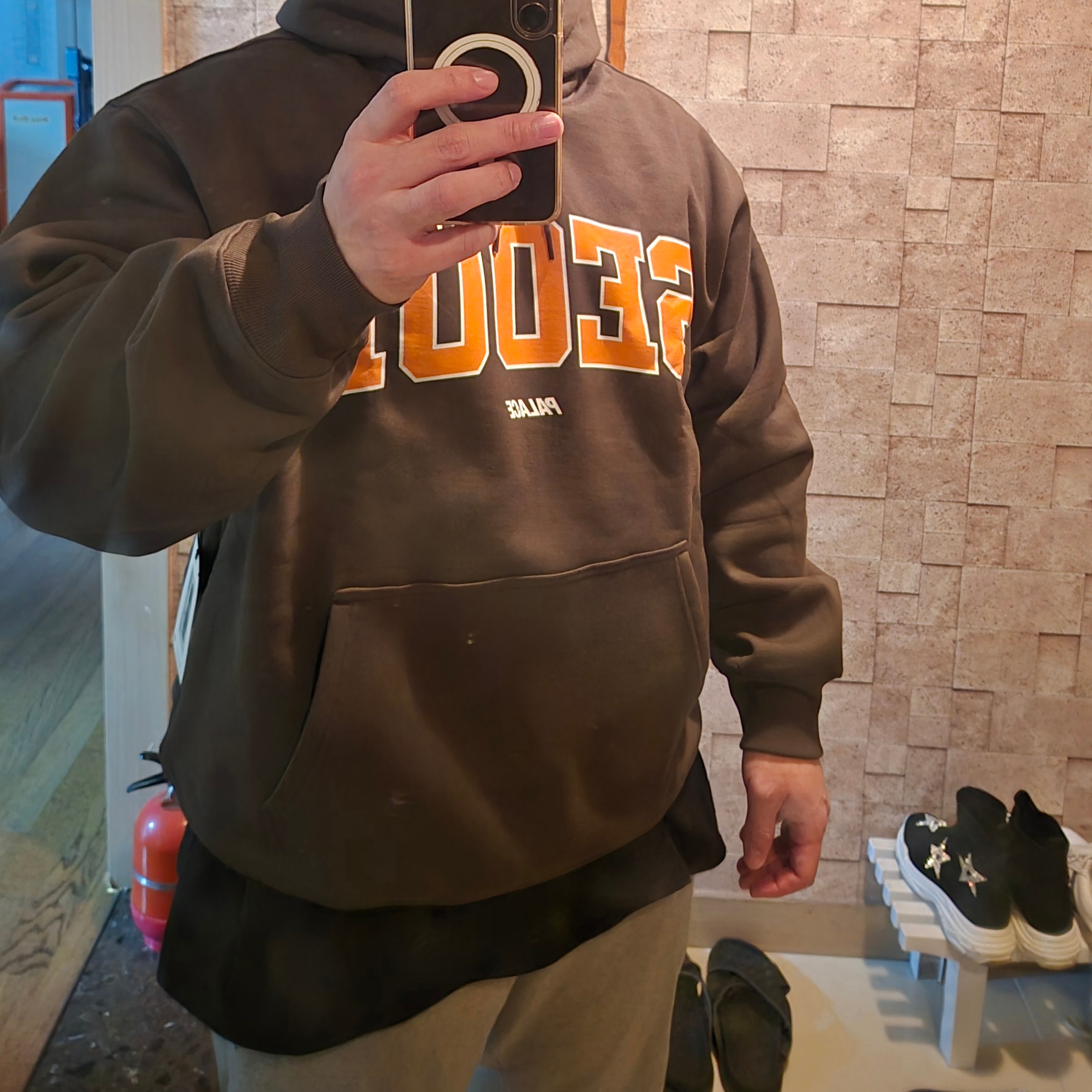 Palace x Nike Shop Hood Hongdae Brown - 25FW 착용 스타일