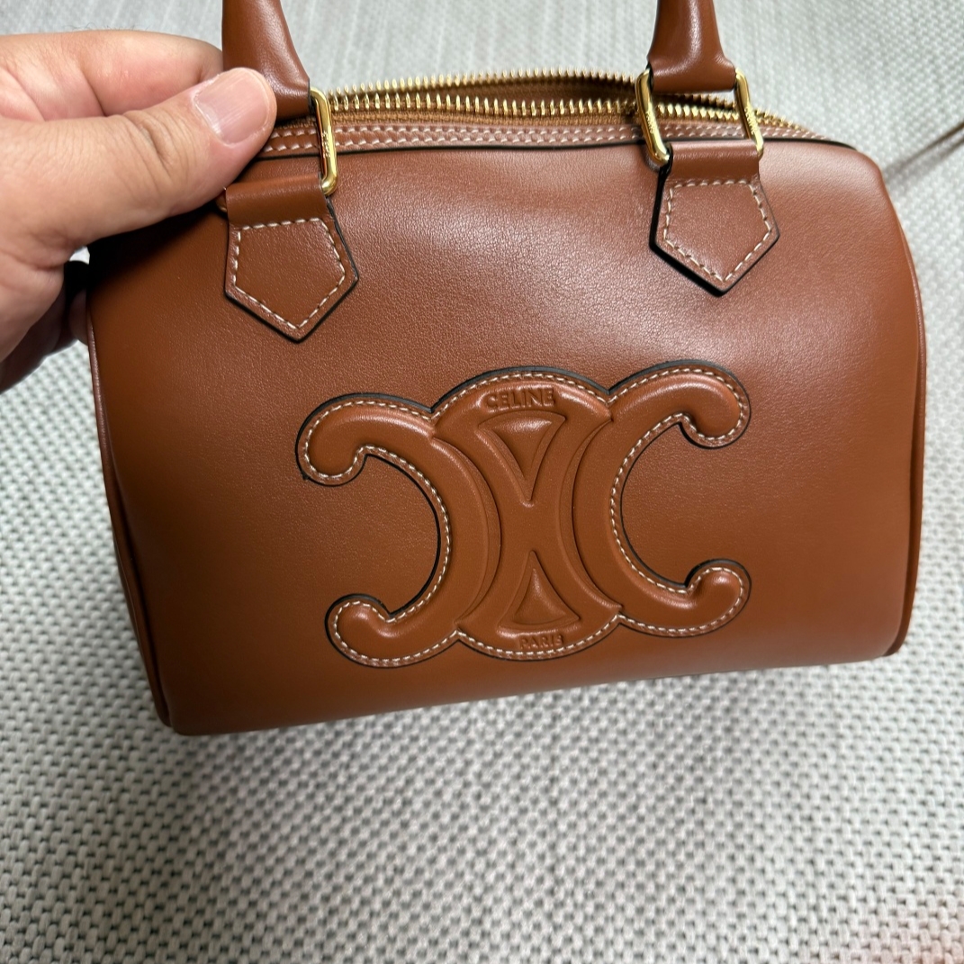Celine Small Boston Cuir Triomphe in Smooth Calfskin Tan 착용 스타일 - 1