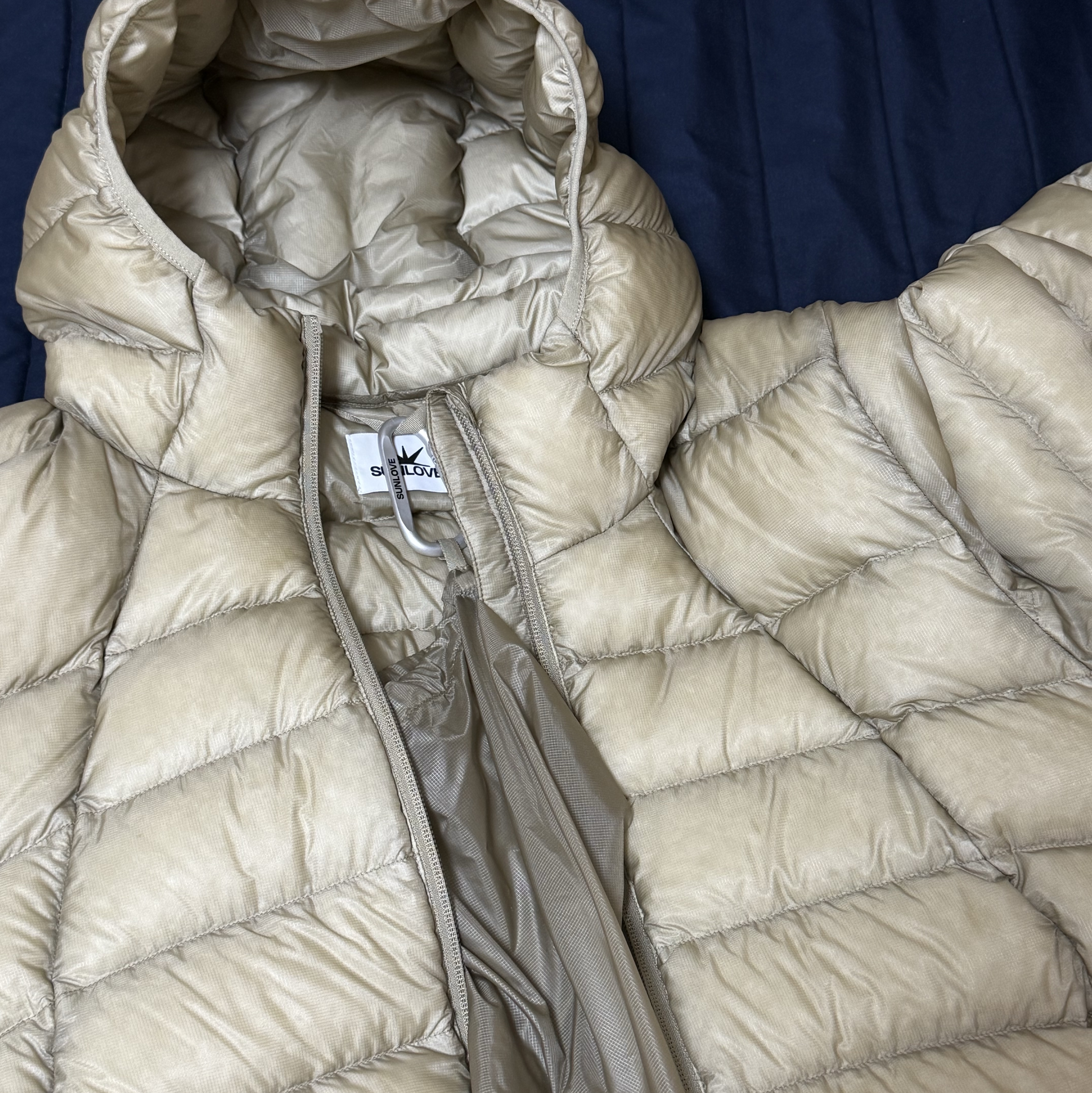 Sunlove Hooded Fly Light Down Jacket Stone 착용 스타일 - 2