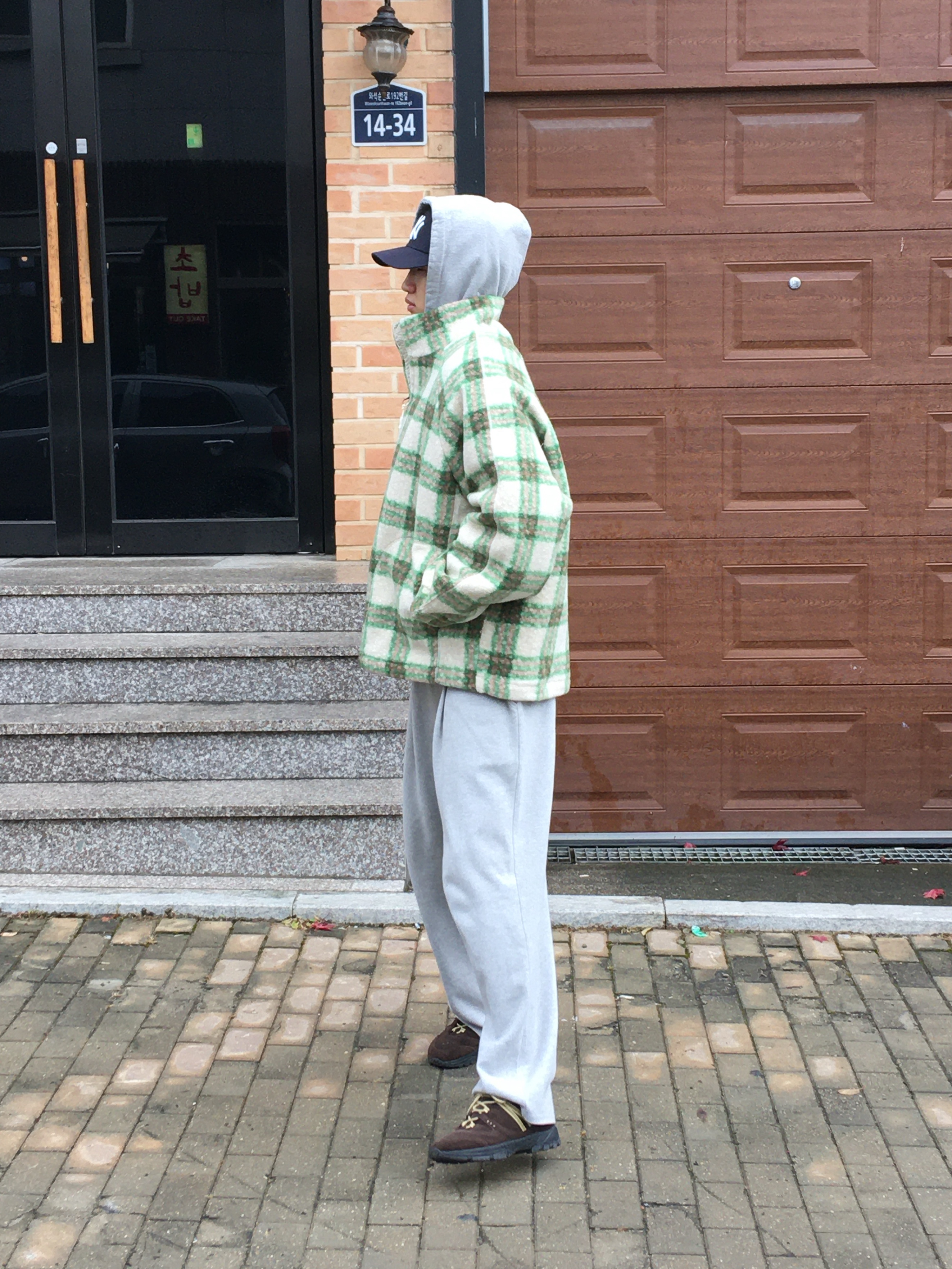 [6% 적립] NegativeThree Moley Tracking Sneakers Nut Brown 착용 스타일 - 1